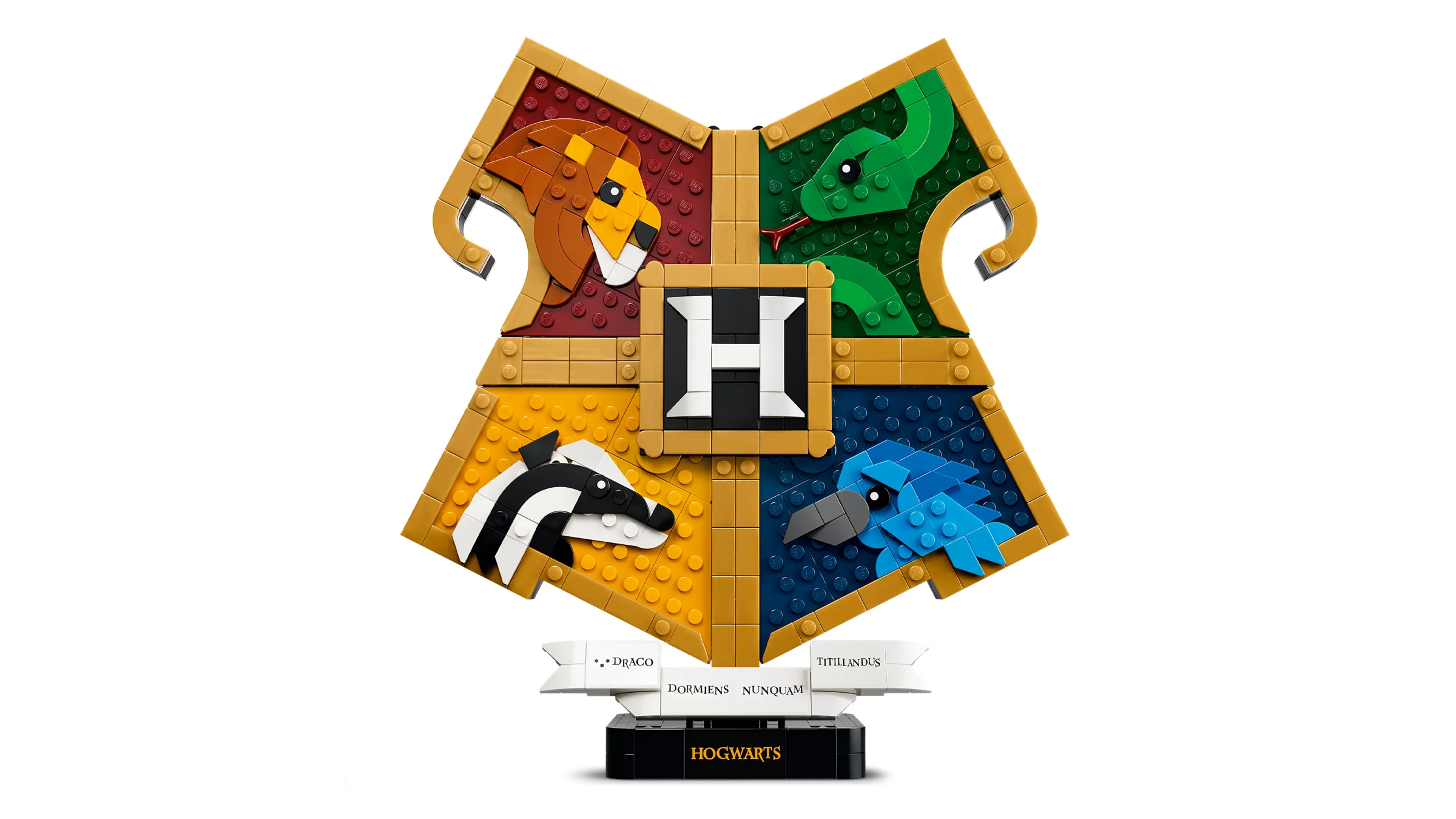 Imagine cu blazonul Hogwarts construit din LEGO, detaliat și colorat.