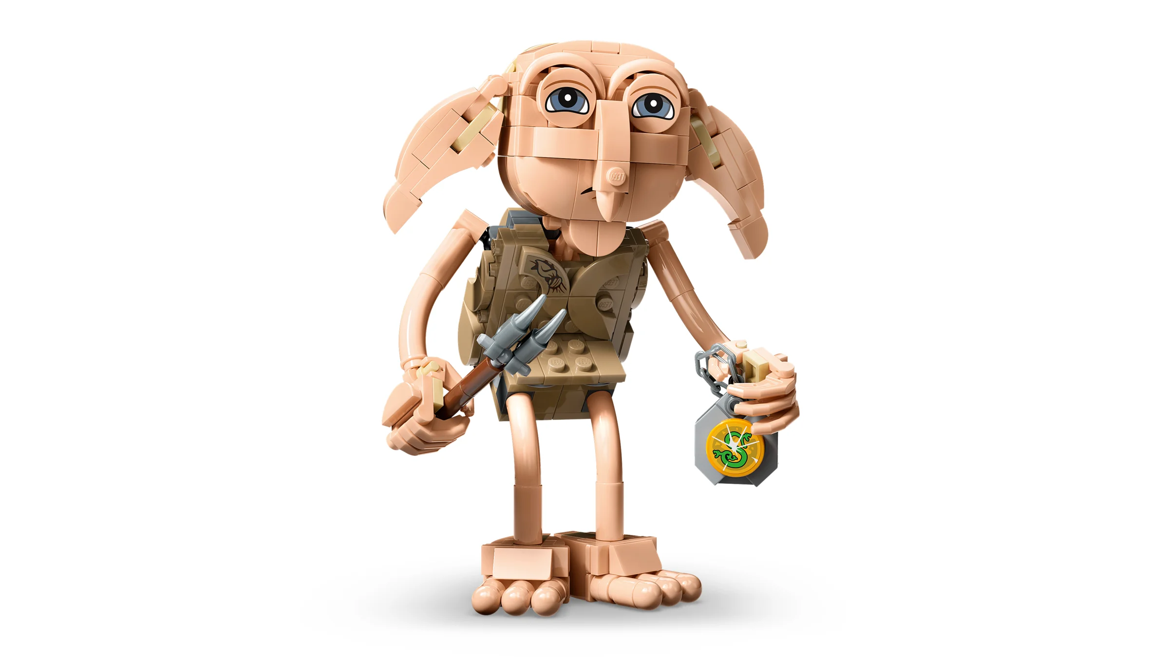 Dobby construit din LEGO, ținând șosete și jurnalul lui Tom Riddle. Model detaliat, realist.