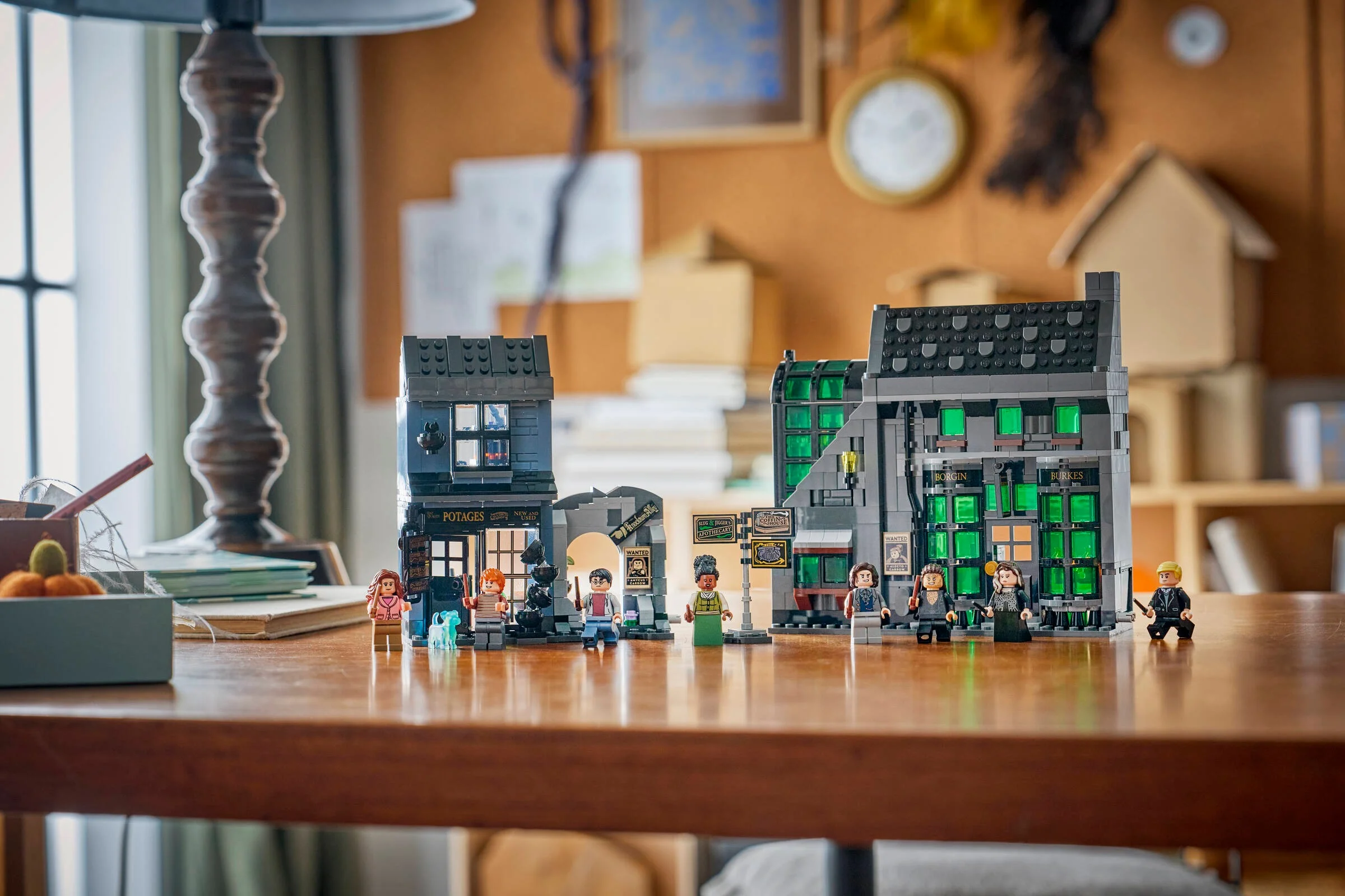 Imagine cu setul LEGO 76439 Knockturn Alley, cu minifigurine și detaliile clădirilor.