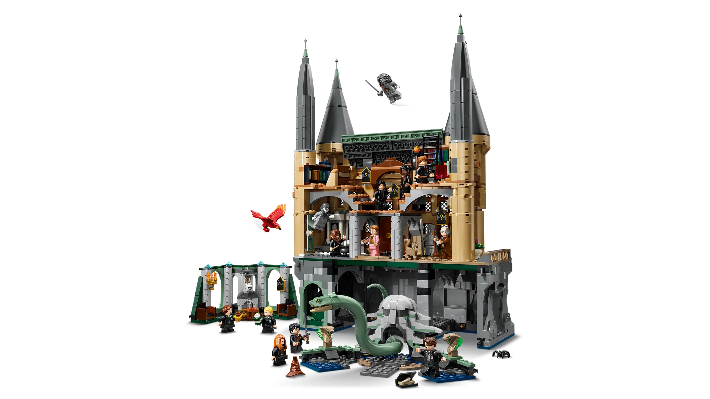 Imagine cu Castelul Hogwarts: Aripa de Est, set LEGO 76473, cu minifigurine și detalii ale structurii.