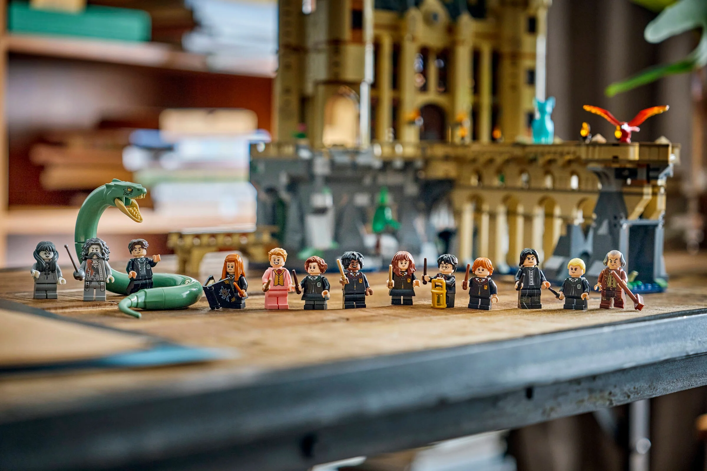 Imagine cu Castelul Hogwarts și minifigurinele incluse în setul LEGO 76473.