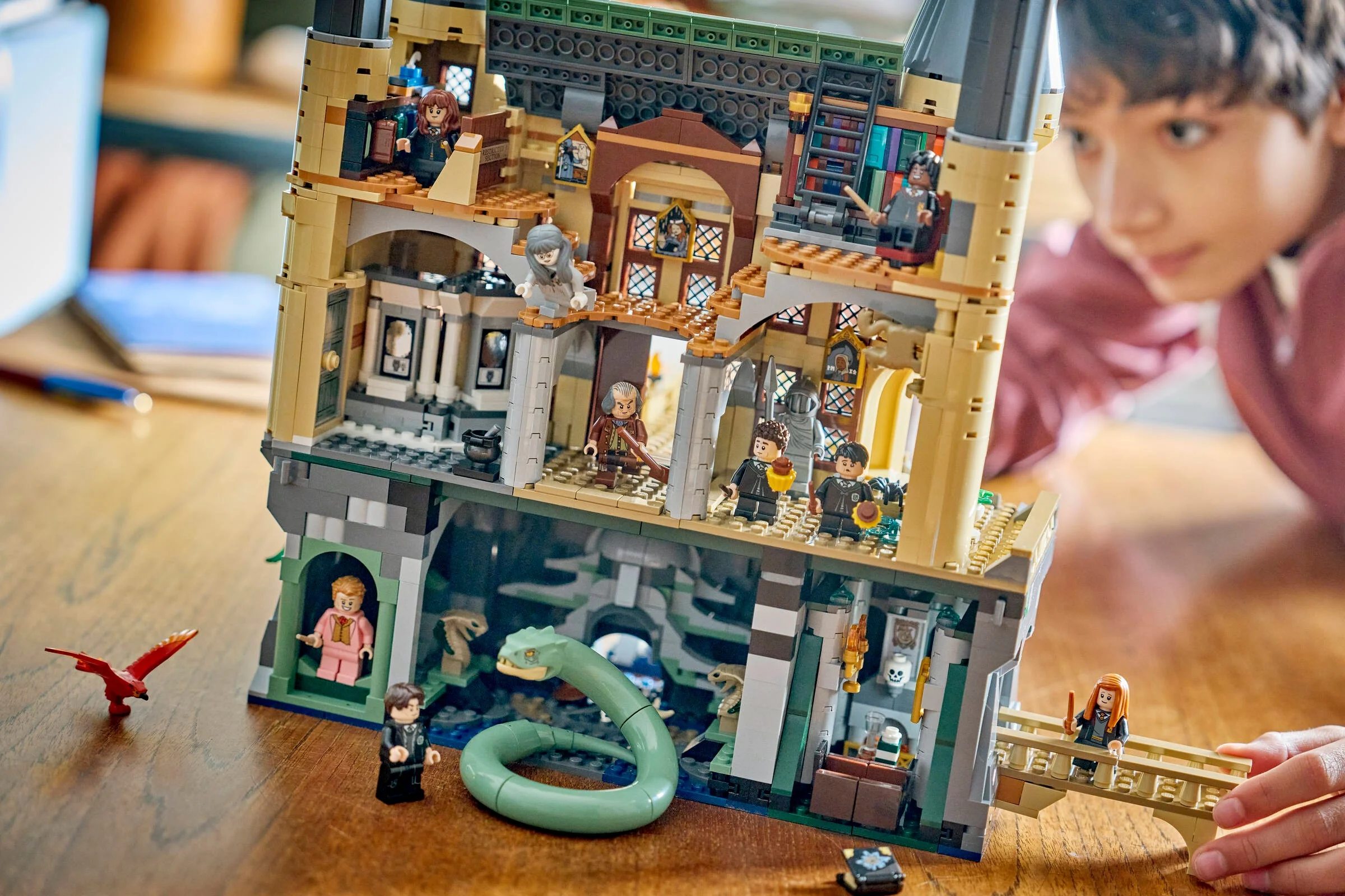 O imagine detaliată a setului LEGO Hogwarts Castle: Aripa de Est (76473), cu minifigurine și detalii din castel.