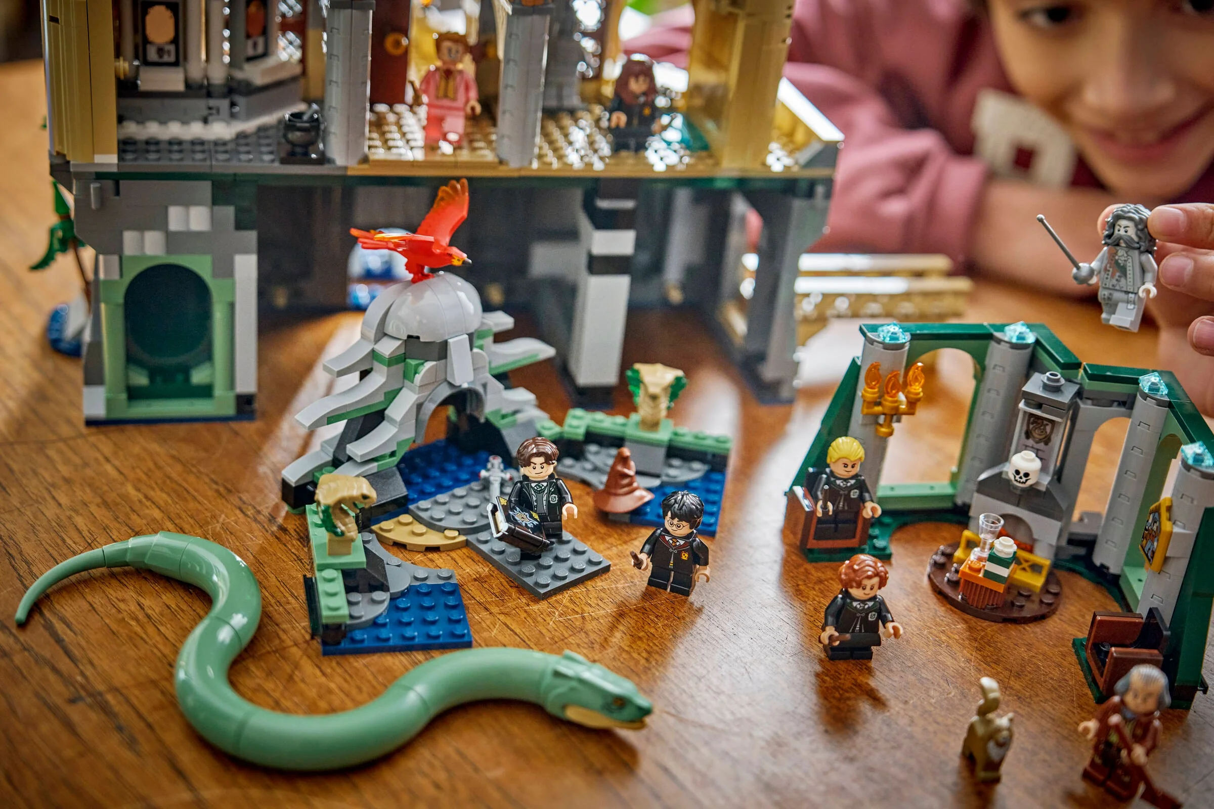Imagine cu minifigurine și elemente din setul LEGO 76473, Aripa de Est a Castelului Hogwarts.