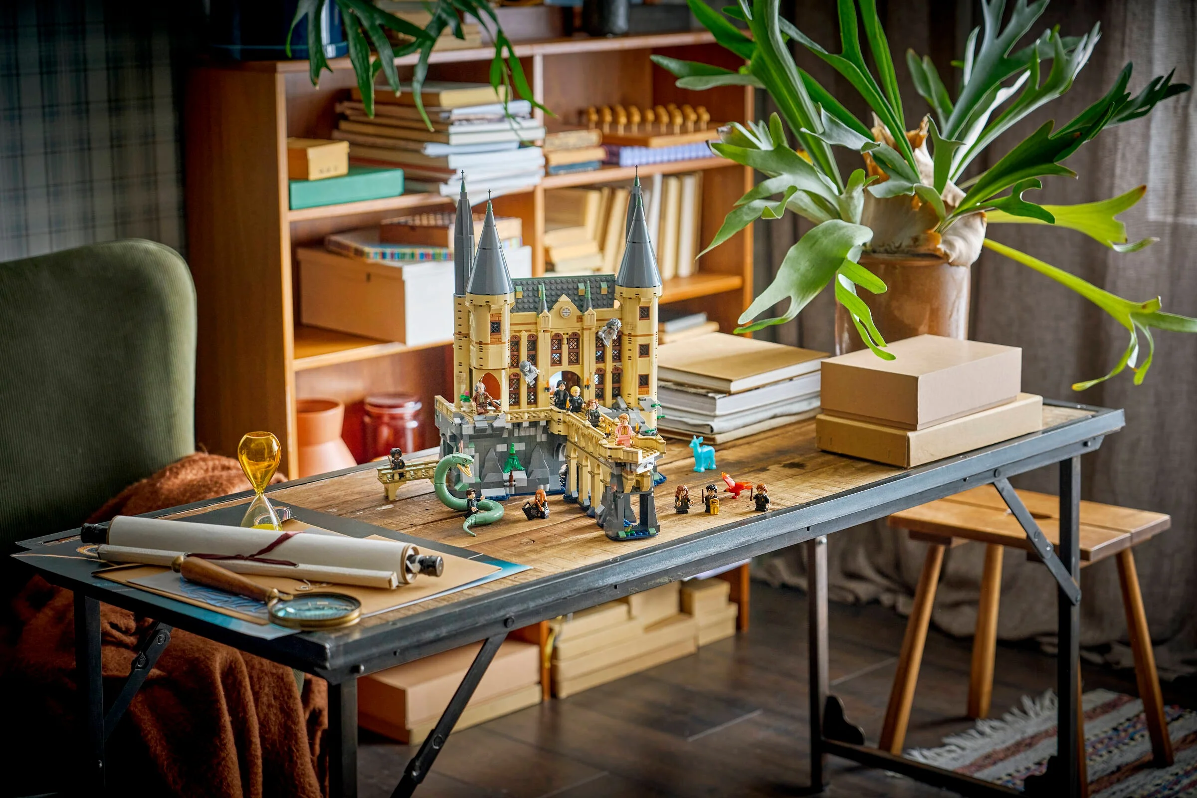 Imagine cu setul LEGO 76473 Castelul Hogwarts: Aripa de Est, prezentat într-un decor.
