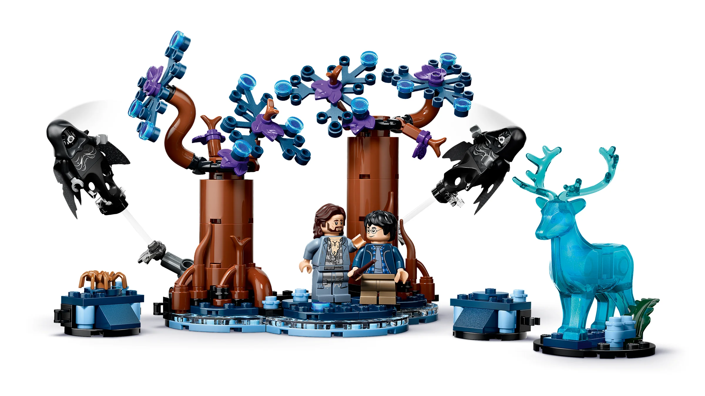 Imagine cu setul LEGO Pădurea Interzisă: Expecto Patronum, detaliind minifigurinele și elemente de decor.
