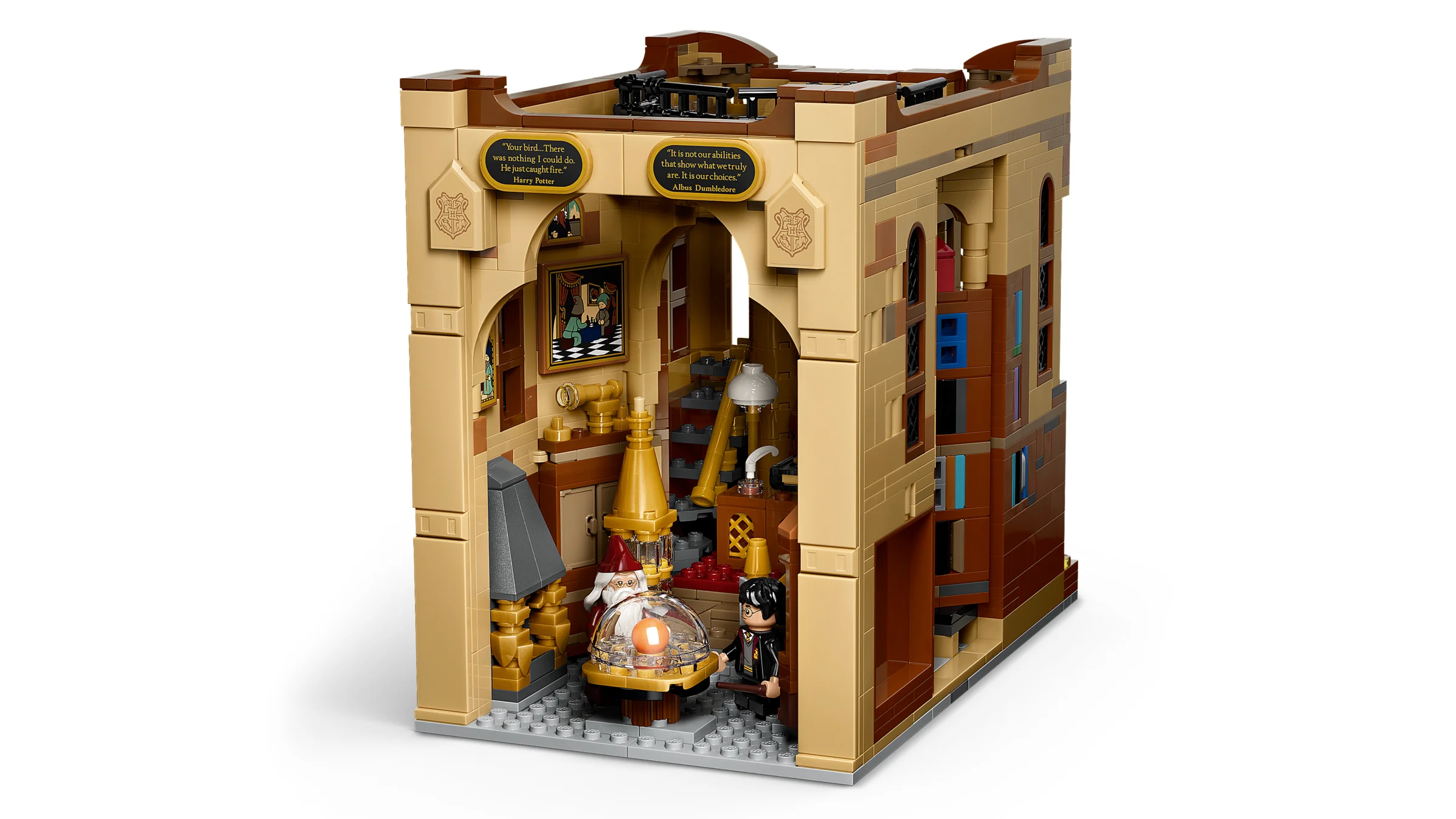 O imagine detaliată cu Biroul lui Dumbledore din LEGO, cu diverse detalii și accesorii.