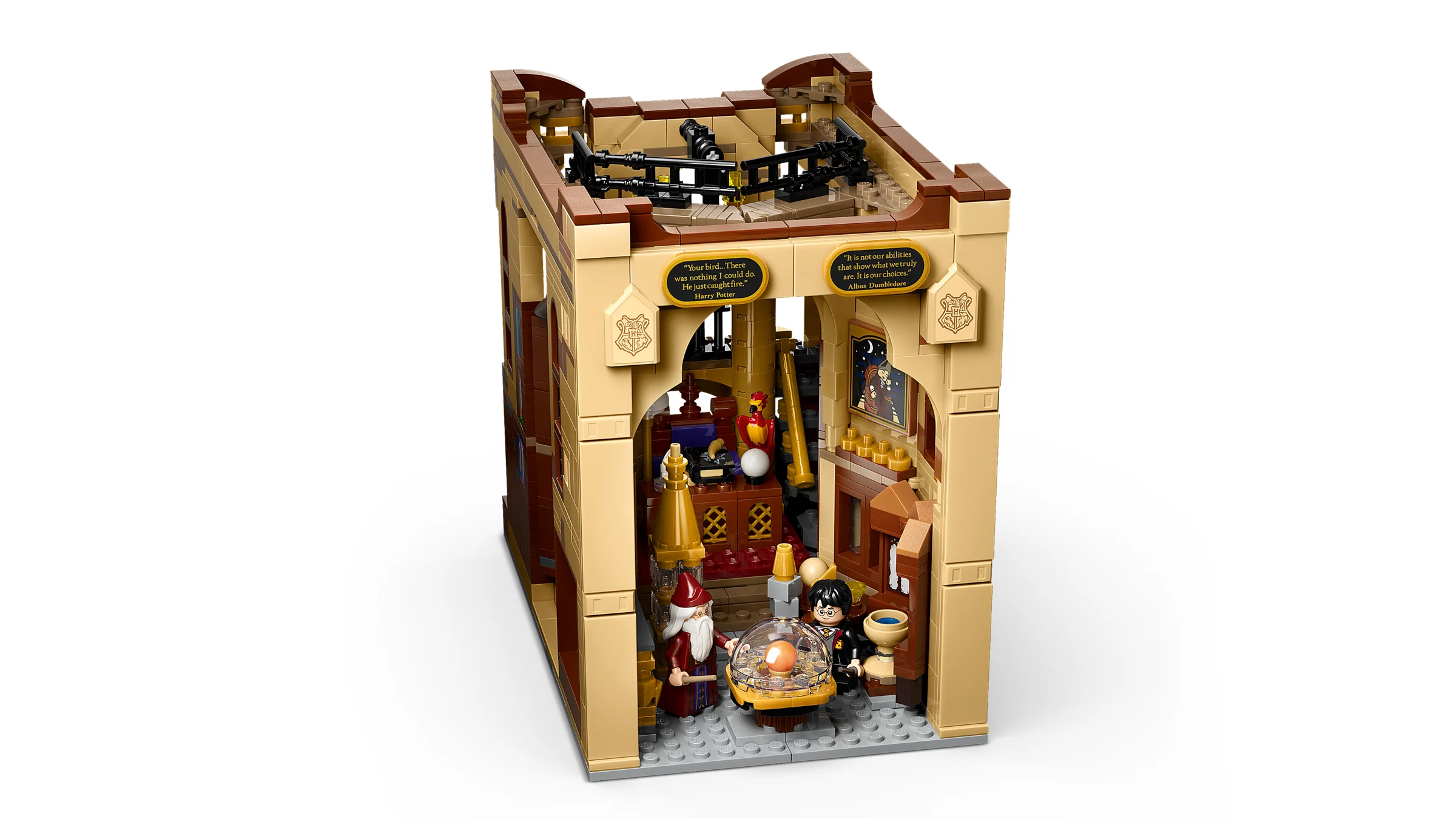 O vedere detaliată a biroului lui Dumbledore din LEGO, plin de detalii și minifigurine.