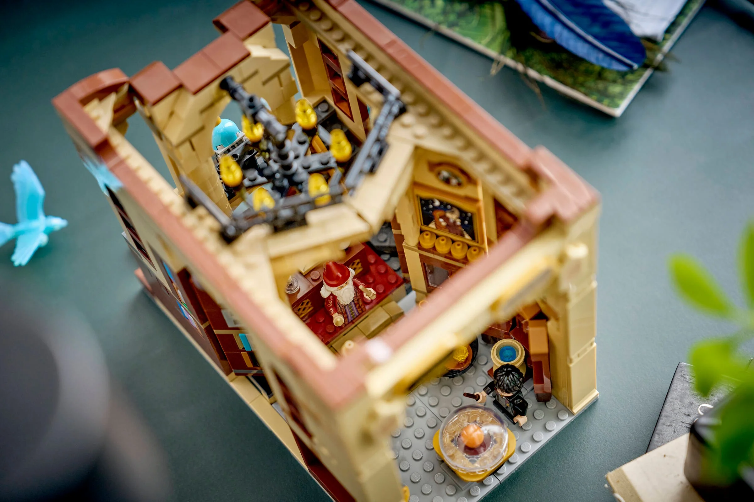 Imagine cu setul LEGO 76478, Biroul lui Dumbledore, dintr-un unghi superior.