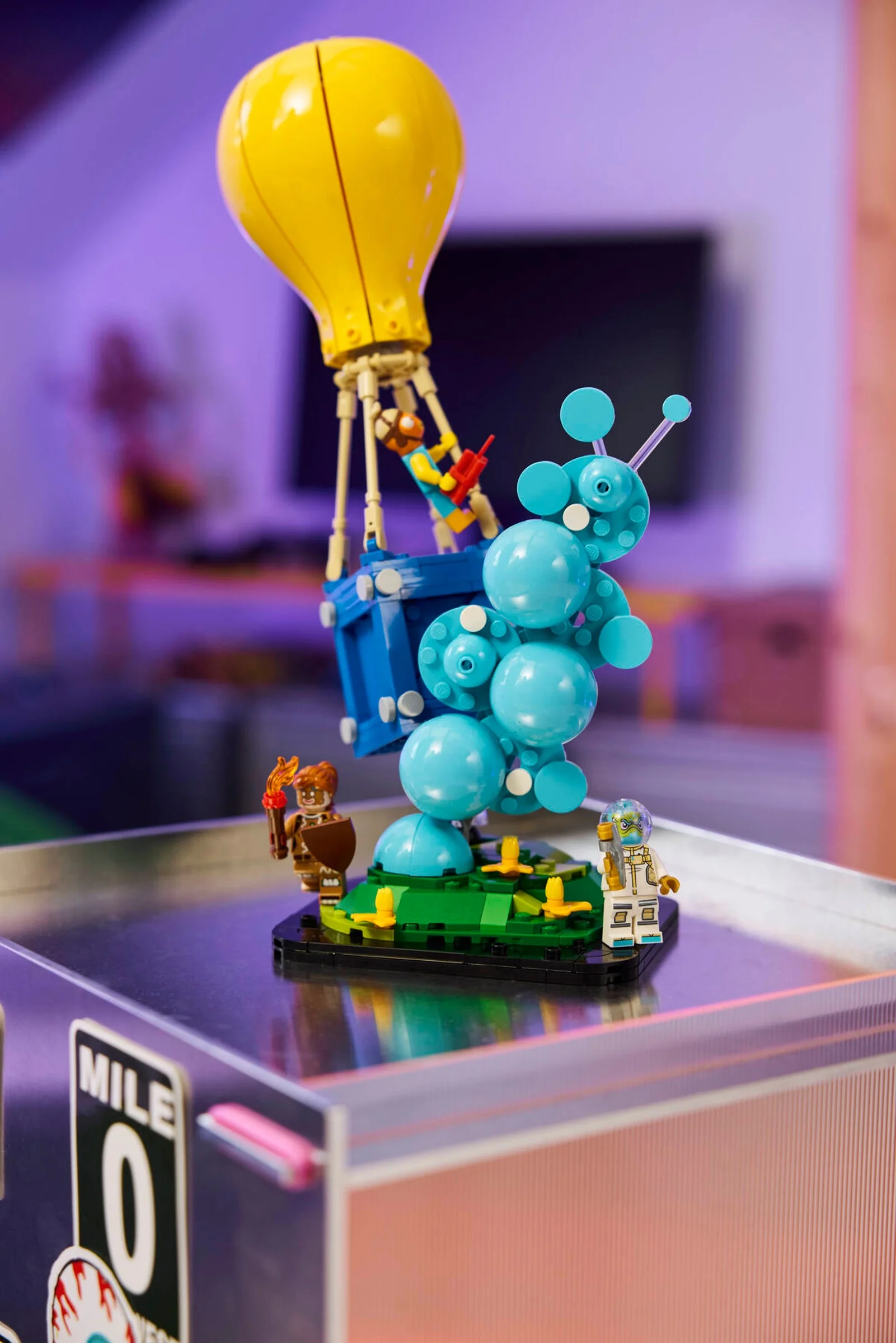 Setul LEGO Fortnite 77080: Aprovizionare aeriană cu minifigurine detaliate.