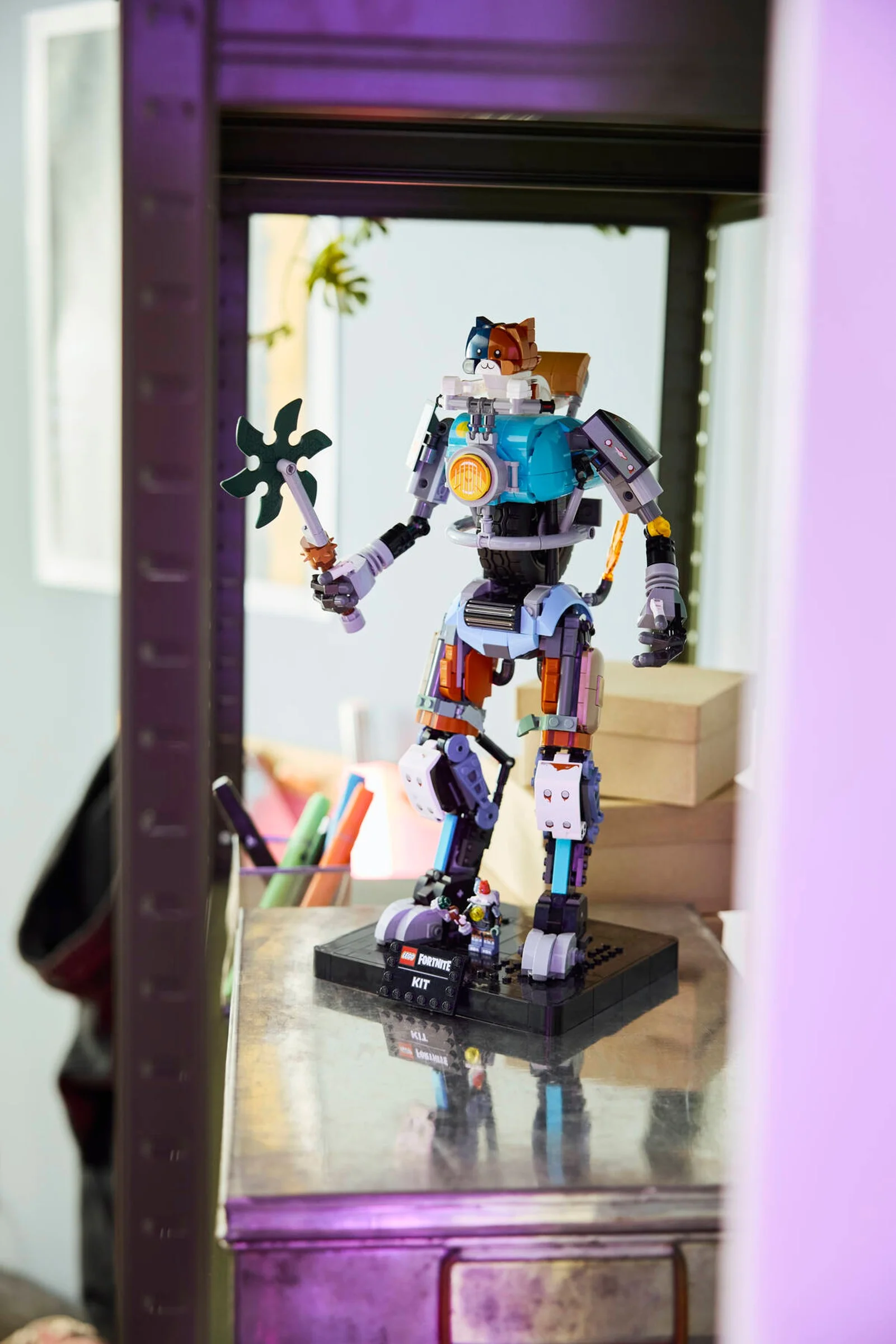 Modelul LEGO Fortnite 77081 KIT, cu minifigurina inclusă, stând pe un suport. Detalii colorate și armură.