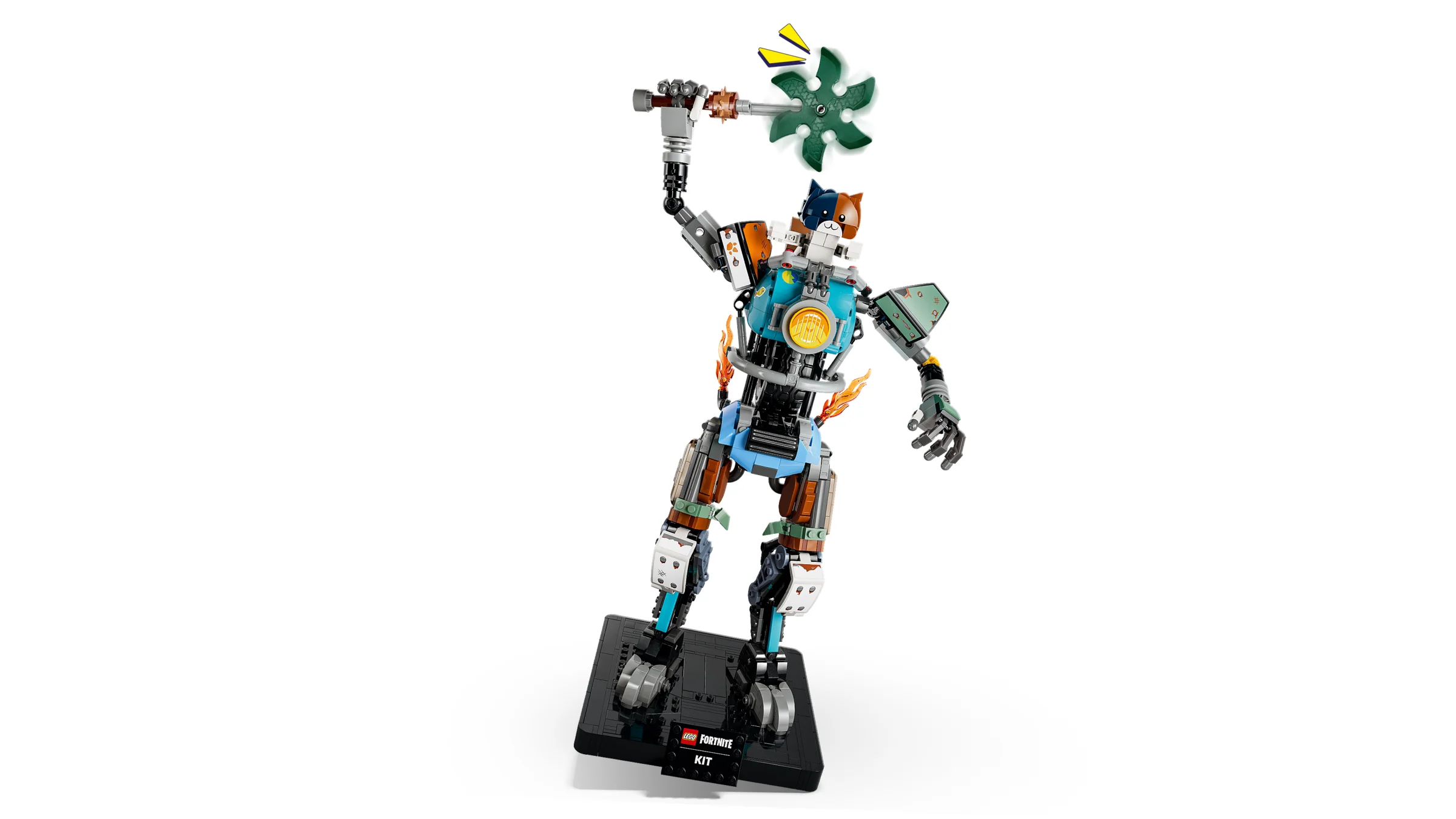 Imagine cu modelul LEGO Kit Fortnite pe un stativ, ținând o armă. Perspectivă din față.