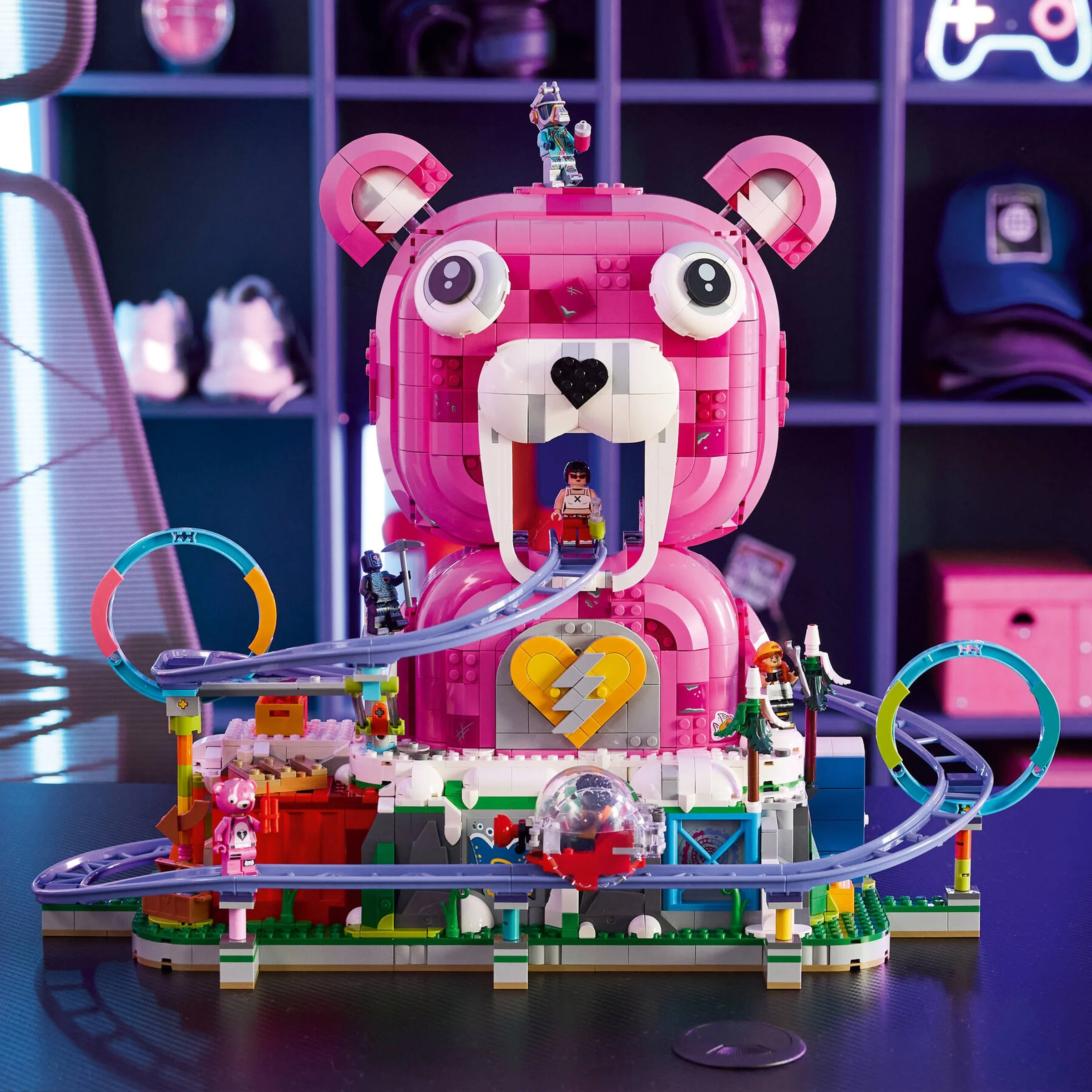Setul LEGO 77082 Rave Cave, o construcție colorată și detaliată cu tematică Fortnite.