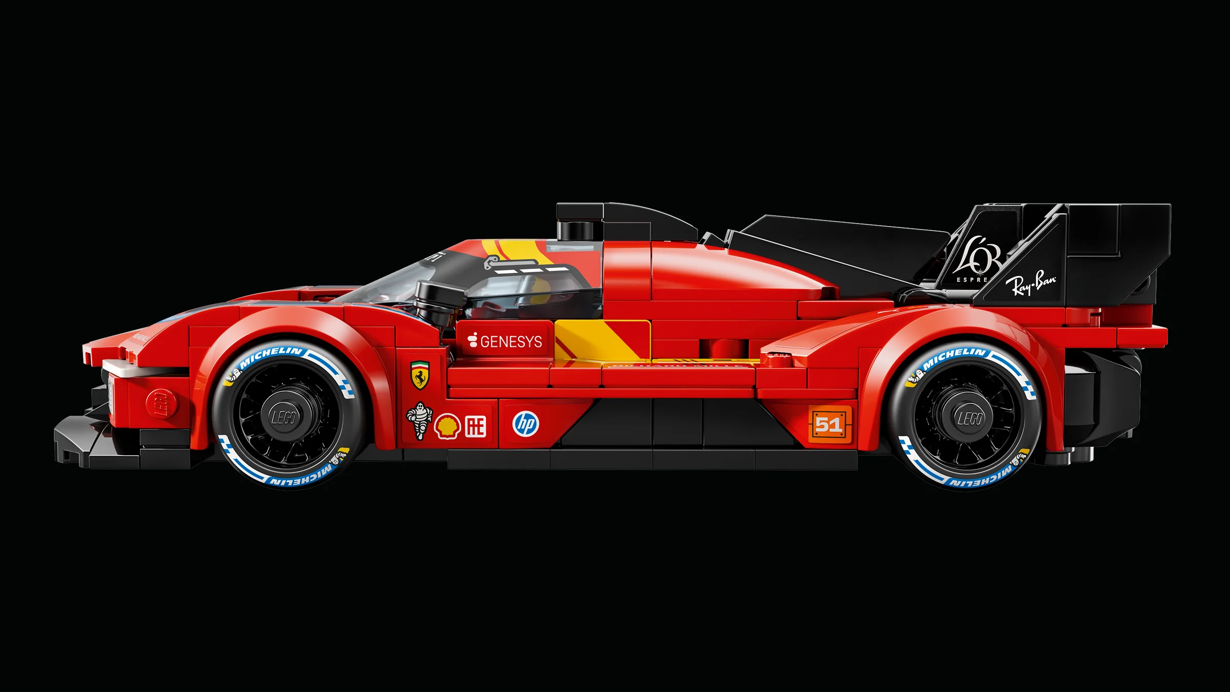 Imagine laterală a modelului LEGO Ferrari 499P, detaliată și realistă.