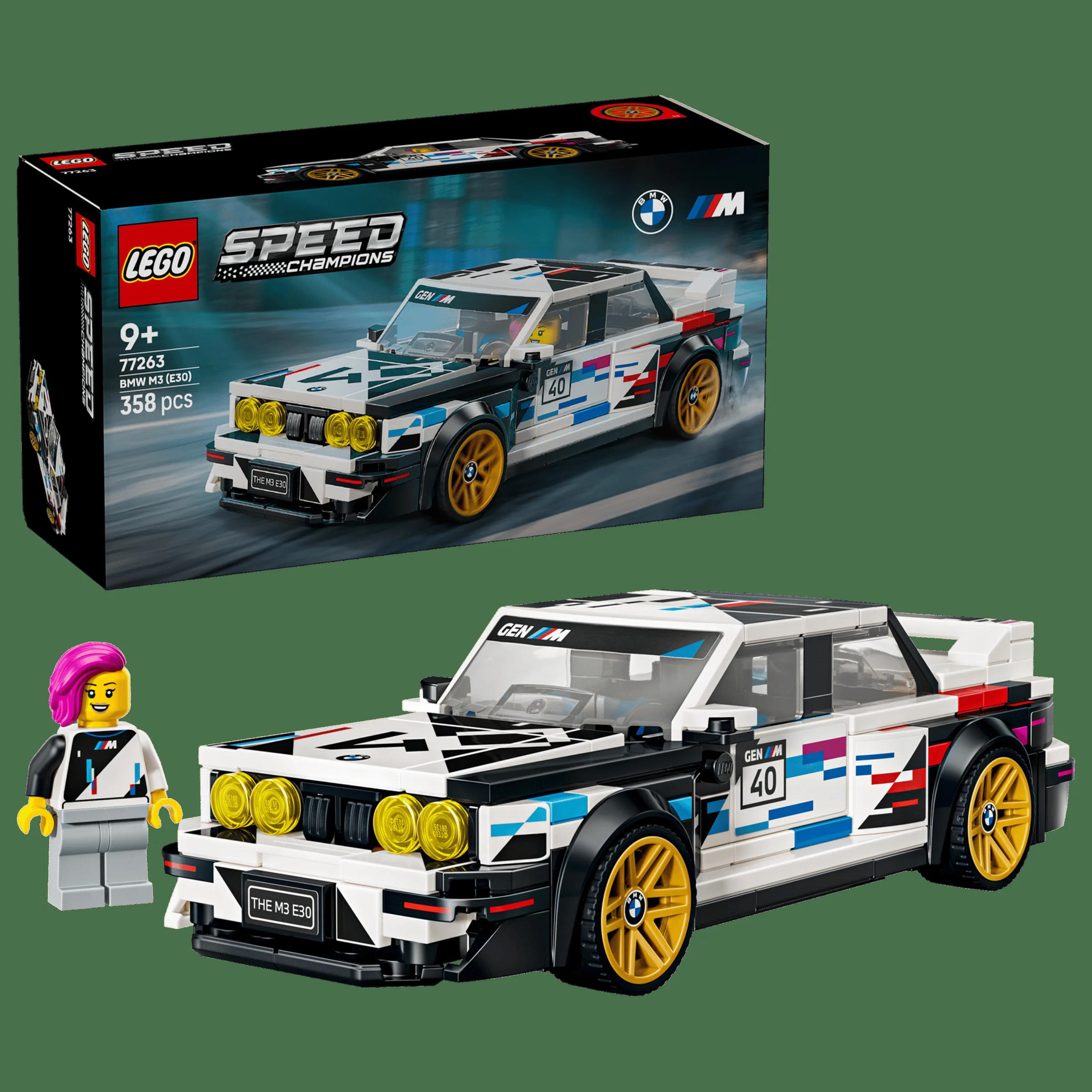Imagine cu BMW M3 (E30) LEGO 77263, cutia și minifigurina. Modelul este alb cu accente colorate.