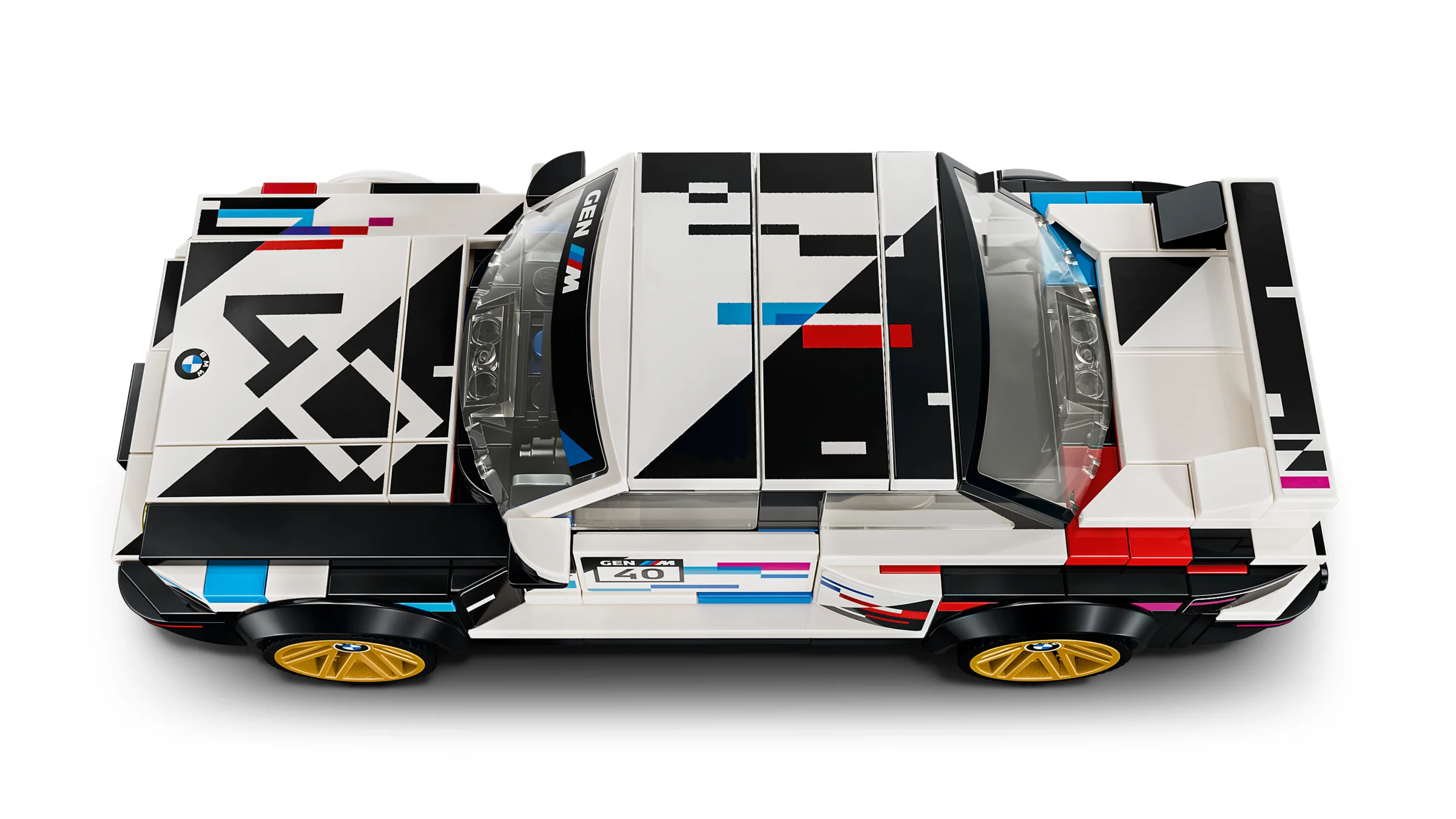 Imagine cu LEGO BMW M3 (E30), model detaliat cu design distinctiv și jante aurii.