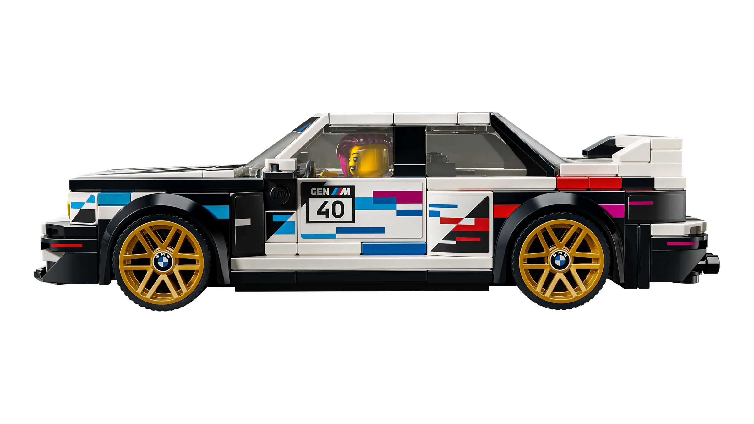 Imagine laterală a modelului LEGO BMW M3 (E30), setul 77263, cu o minifigurină înăuntru.