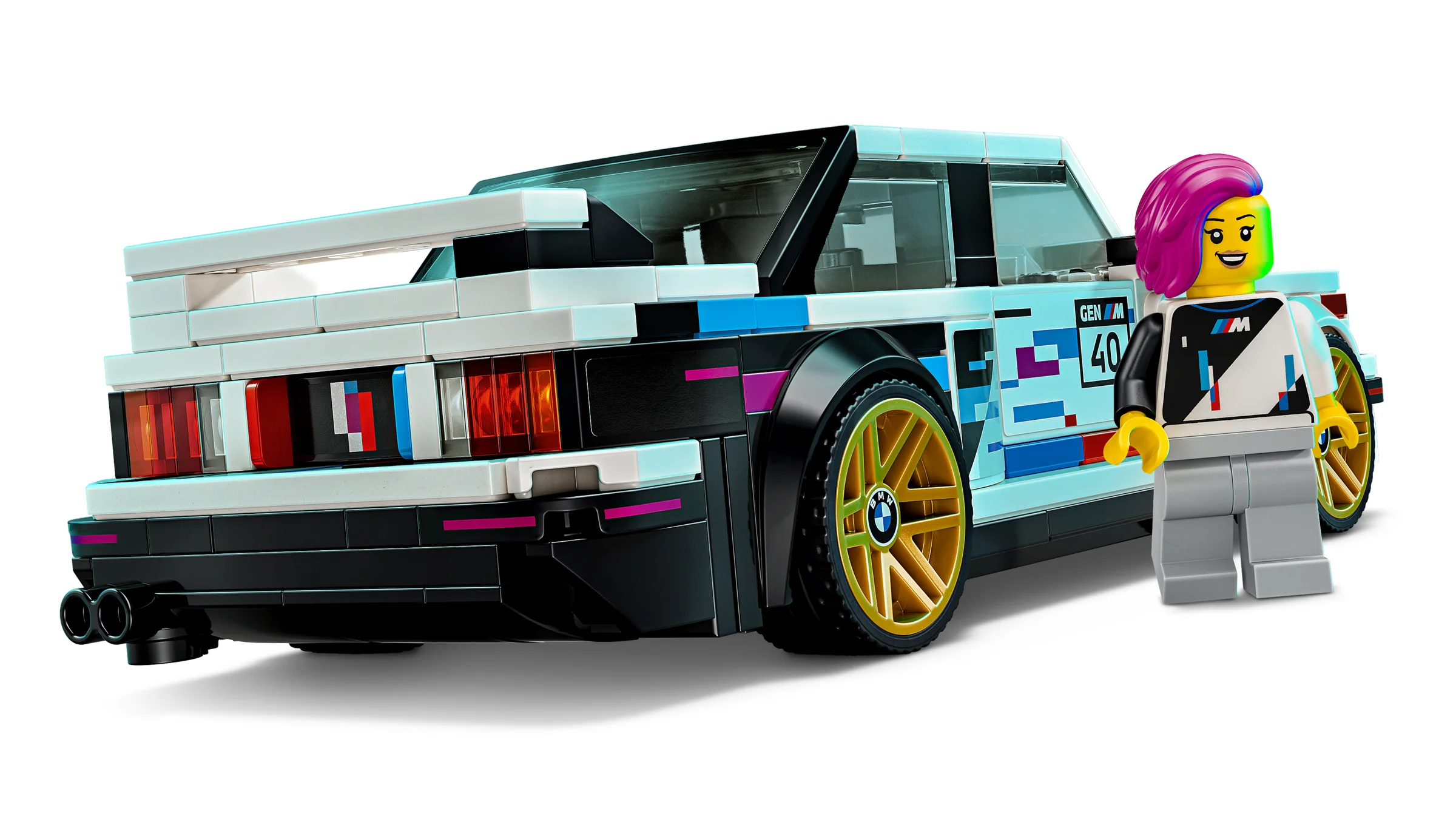 Imagine din spate a BMW-ului M3 (E30) LEGO 77263, alături de minifigurina șofer.