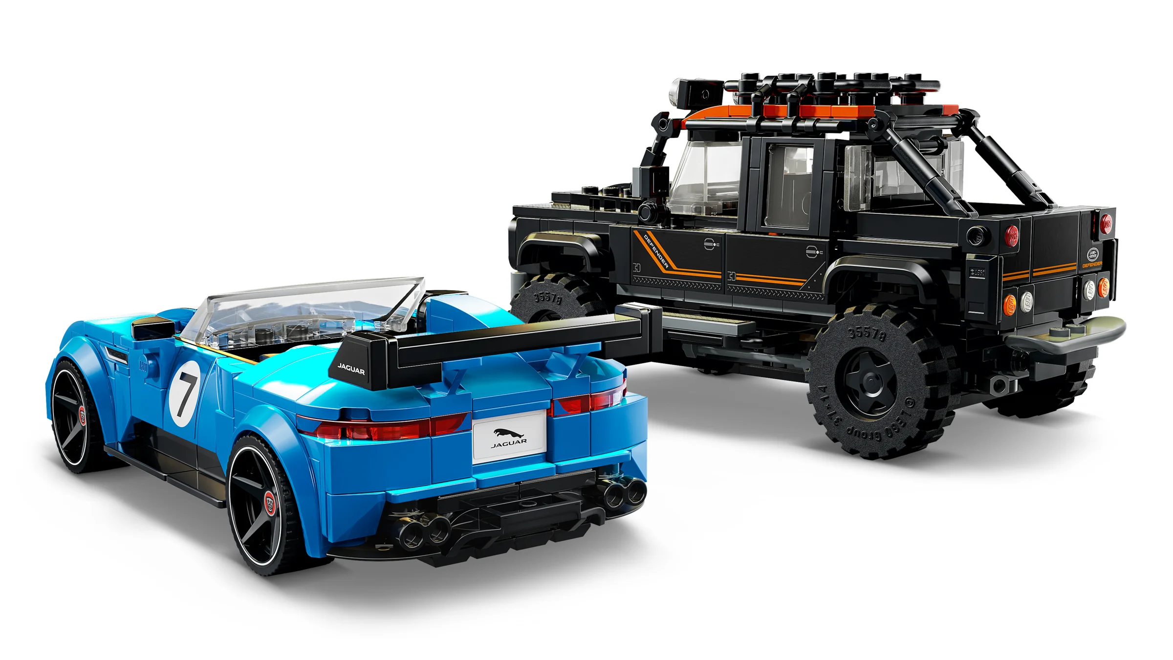 Imagine cu Jaguar F-TYPE și Land Rover Defender Classic, modele LEGO detaliate.