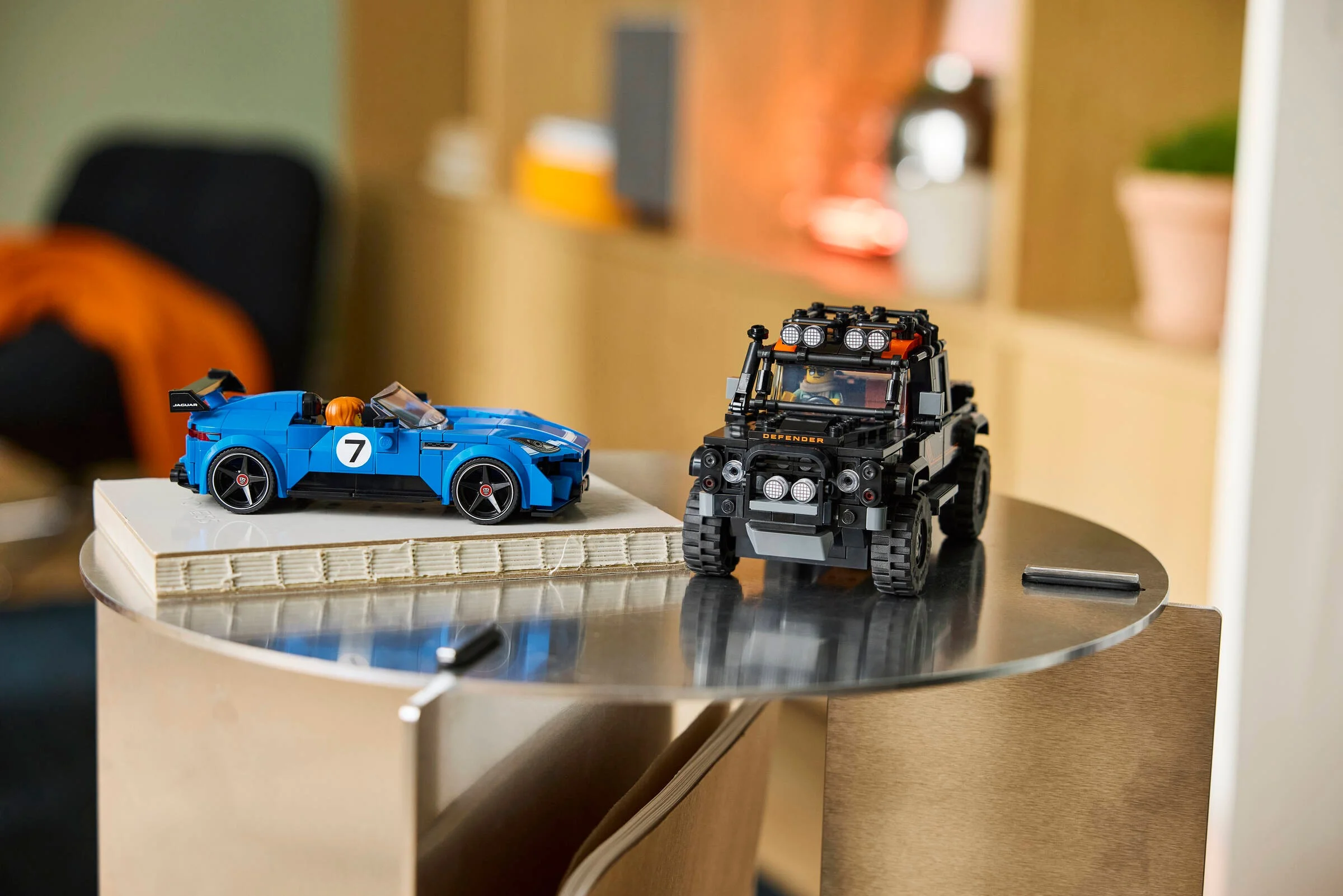 Prezentare a setului LEGO 77264, cu Jaguar F-TYPE Project 7 și Land Rover Defender Classic.