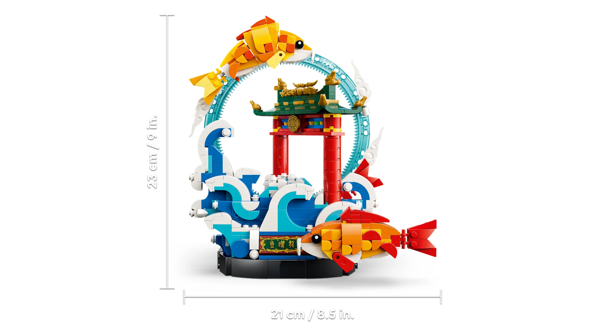 Imagine cu modelul LEGO finalizat „Prosperity Carp Leaping” (80120) și dimensiunile sale.