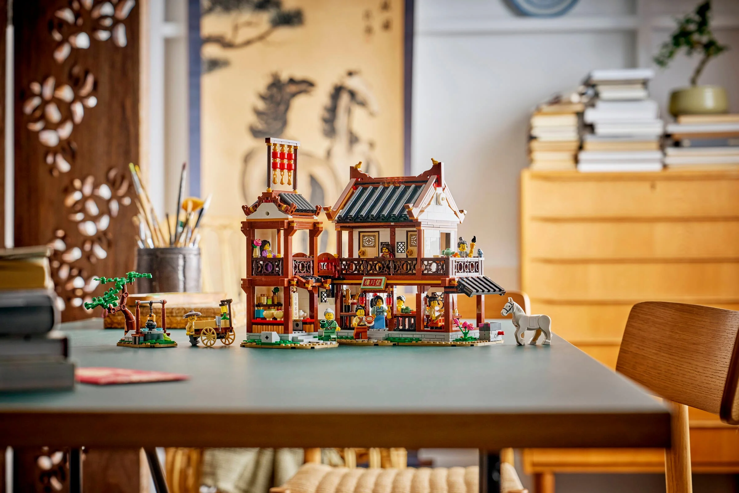 Imagine cu hanul străvechi lunar LEGO 80121, un model complex și detaliat.