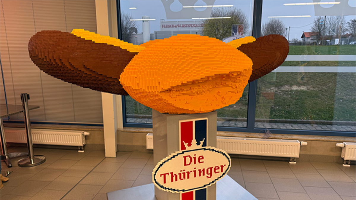 Record mondial savuros: Un constructor german a creat cel mai mare cârnat din piese LEGO din lume