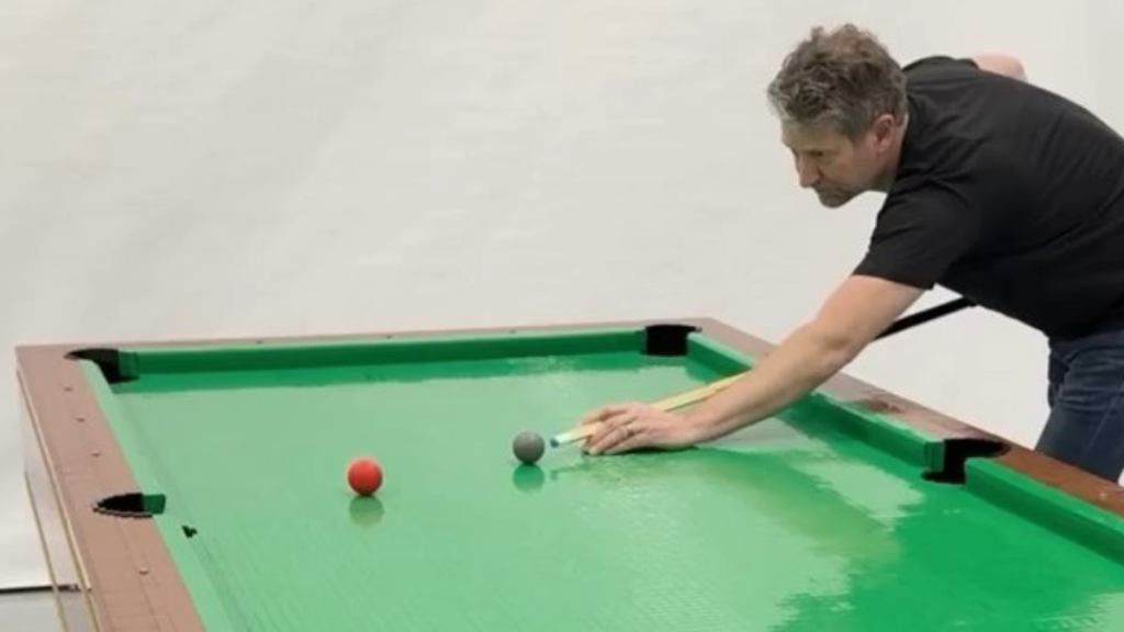 O masă de biliard funcțională din 93.000 de piese LEGO? Nathan Sawaya uimește lumea cu o nouă capodoperă