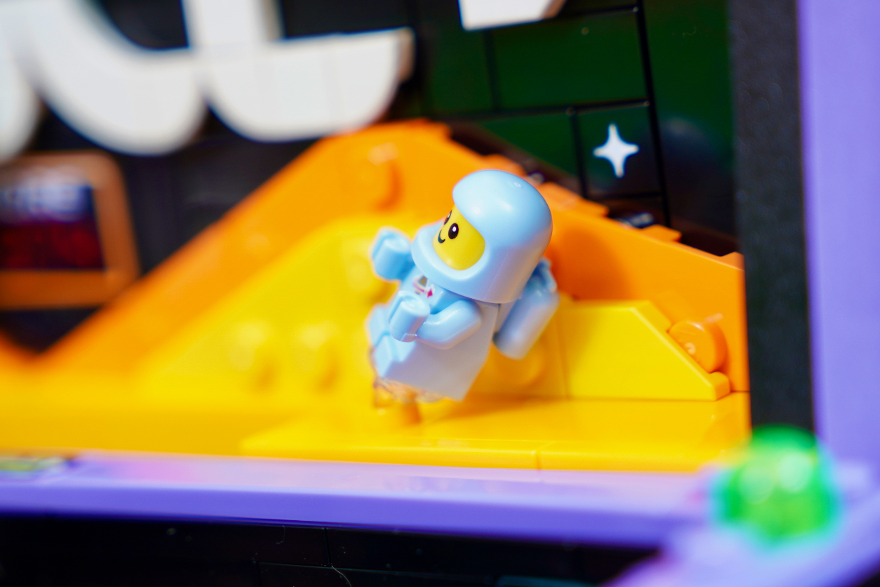 LEGO lansează 11374 Arcade Pinball Machine: O călătorie intergalactică în epoca de aur a jocurilor mecanice