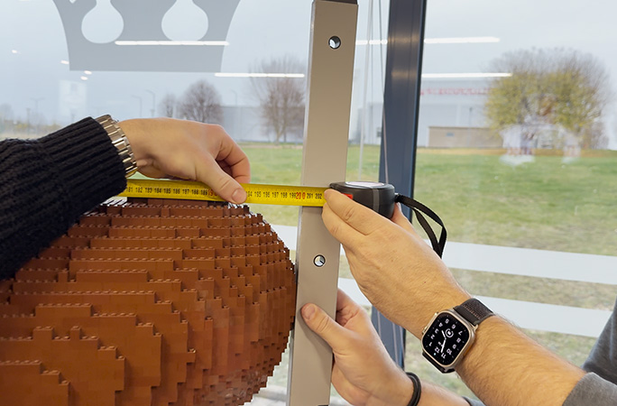 Record mondial savuros: Un constructor german a creat cel mai mare cârnat din piese LEGO din lume