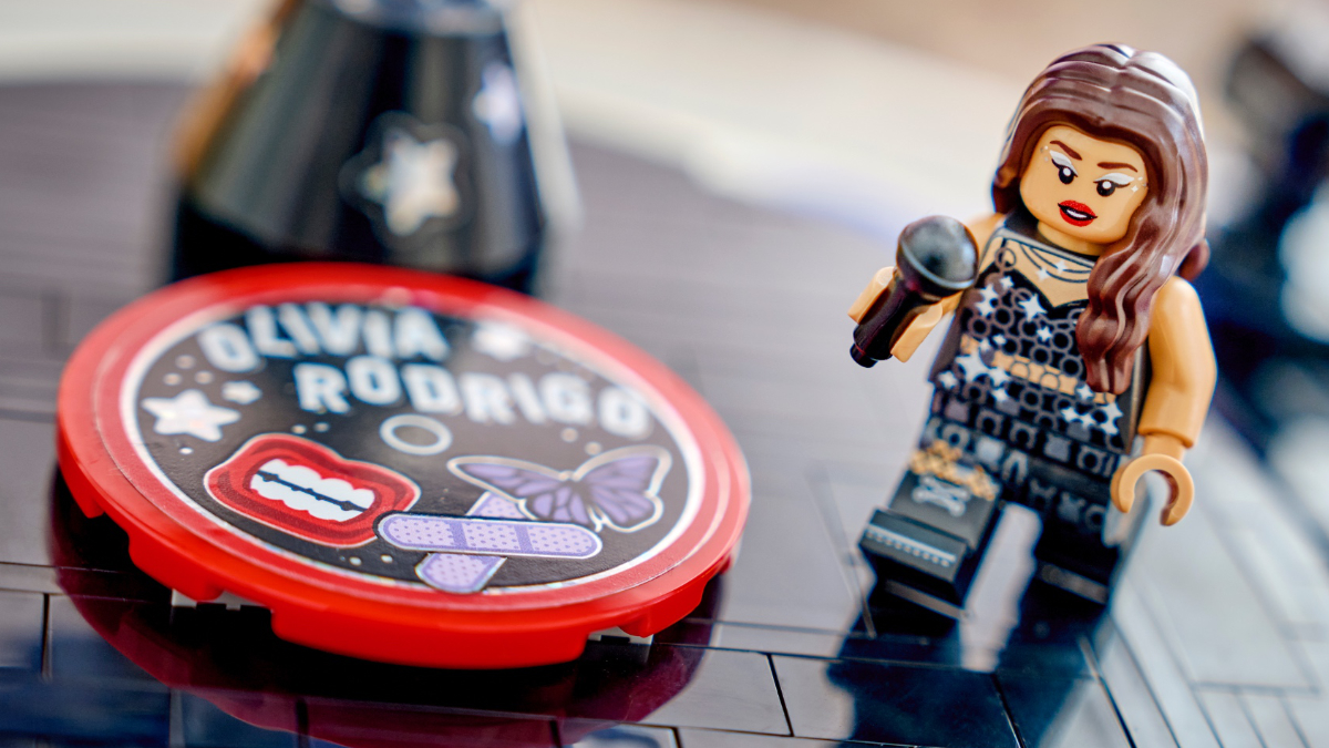 LEGO anunță o colaborare spectaculoasă cu Olivia Rodrigo: Cinci noi seturi din gamele Editions și Botanicals