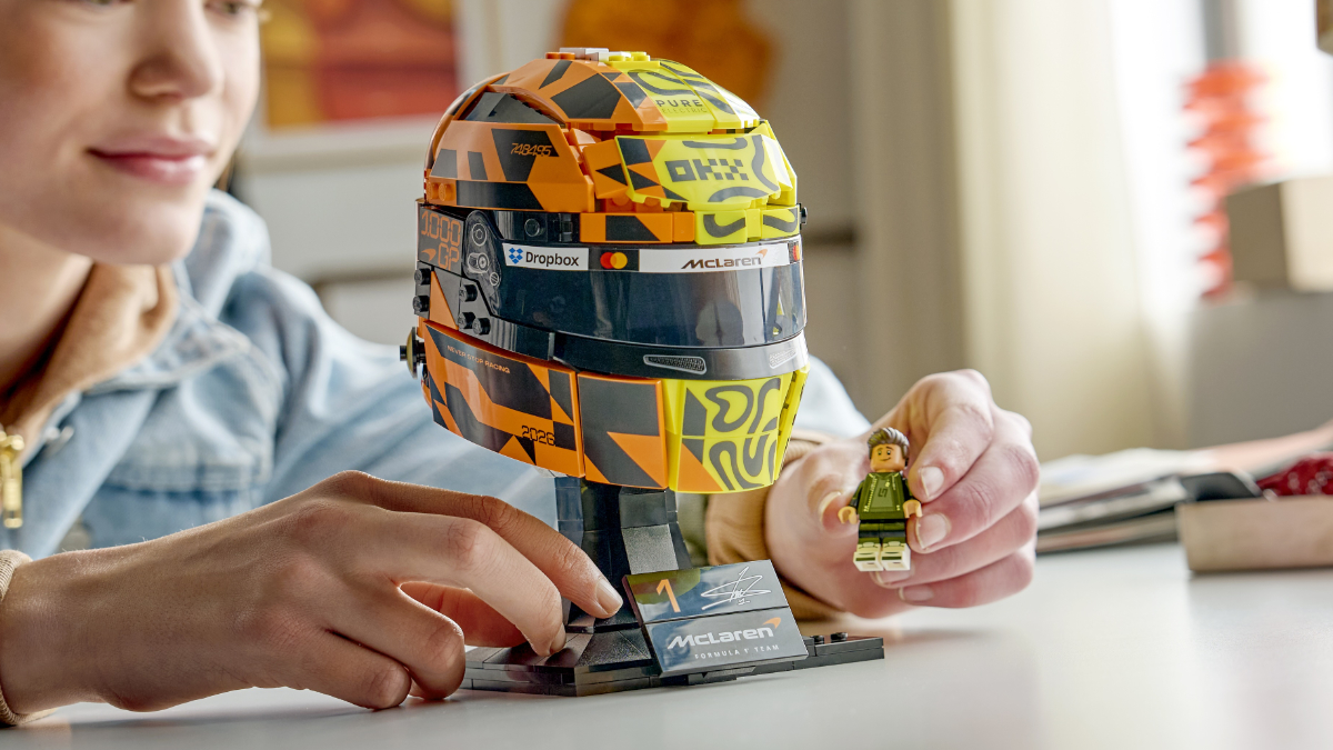 Noi detalii despre minifigurinele unice din noile seturi de căști LEGO Formula 1 McLaren și Ferrari