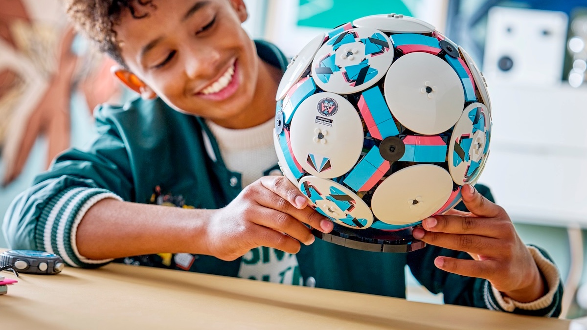 LEGO 43020 FIFA World Cup Official Trophy: O provocare epică în ritmul Campionatului Mondial