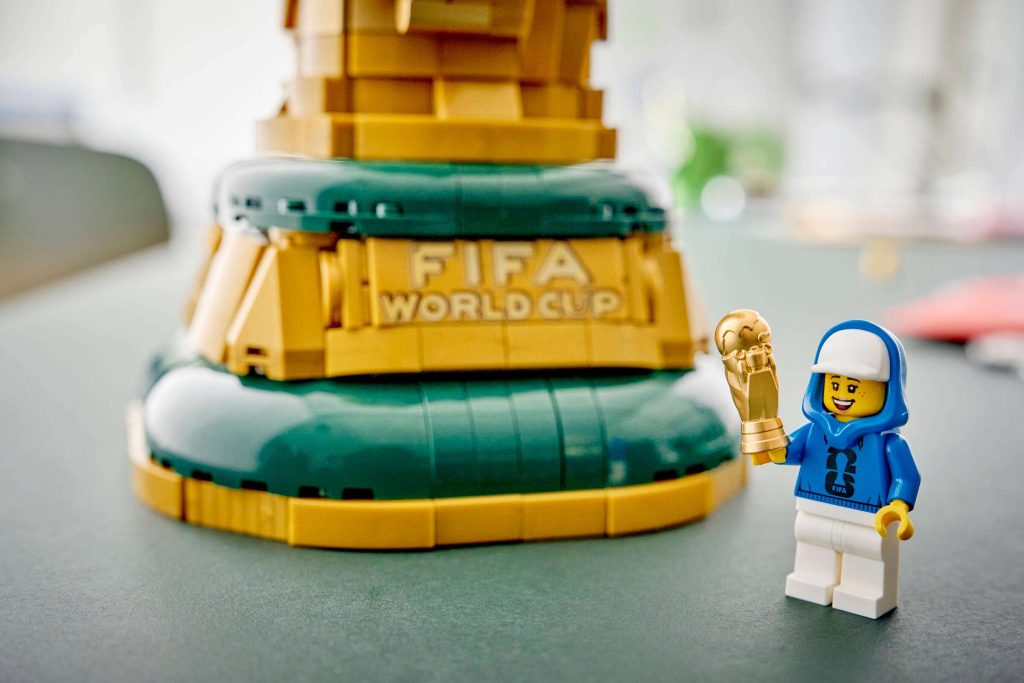 LEGO 43020 FIFA World Cup Official Trophy: O provocare epică în ritmul Campionatului Mondial