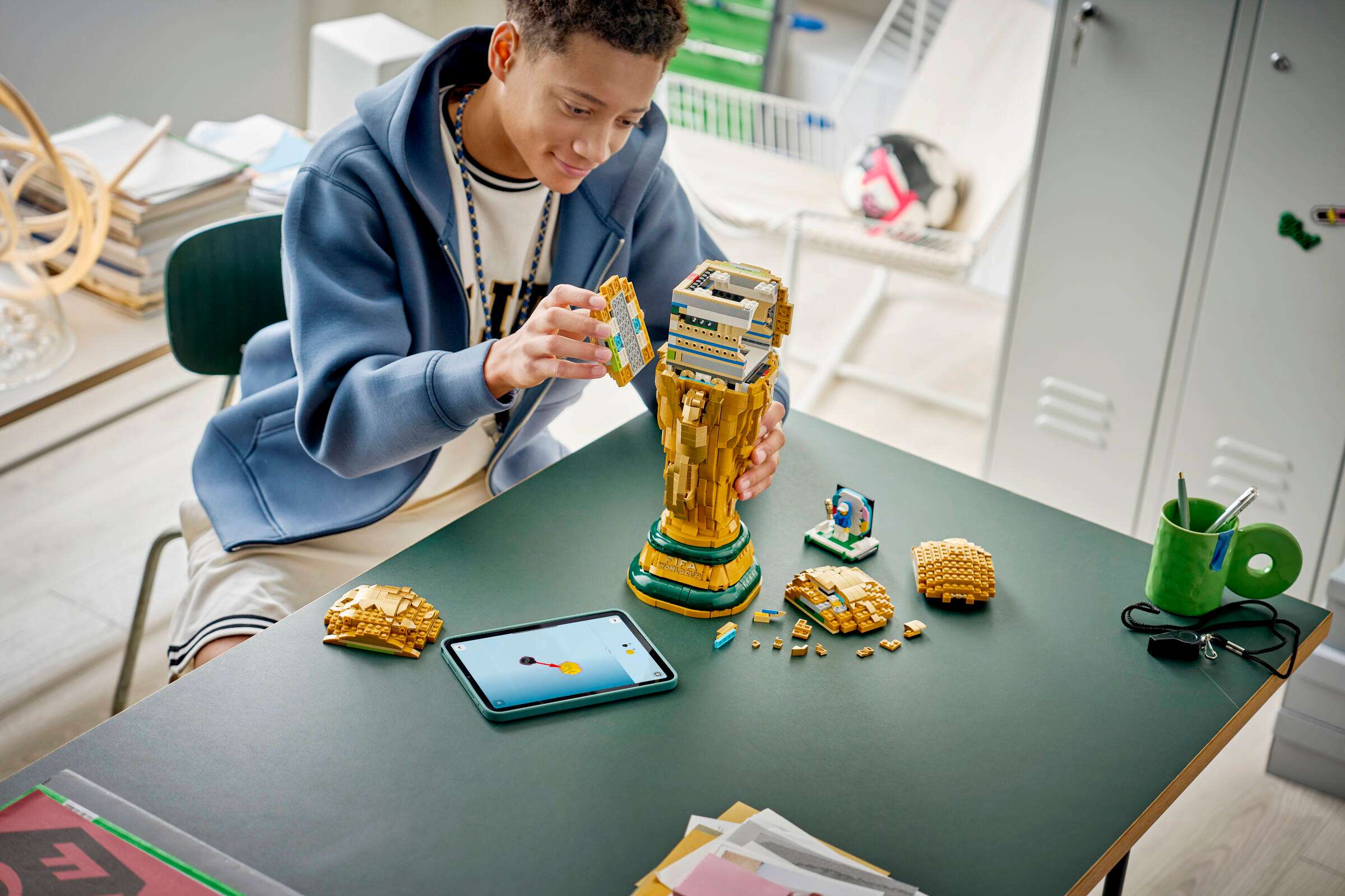 LEGO 43020 FIFA World Cup Official Trophy: O provocare epică în ritmul Campionatului Mondial