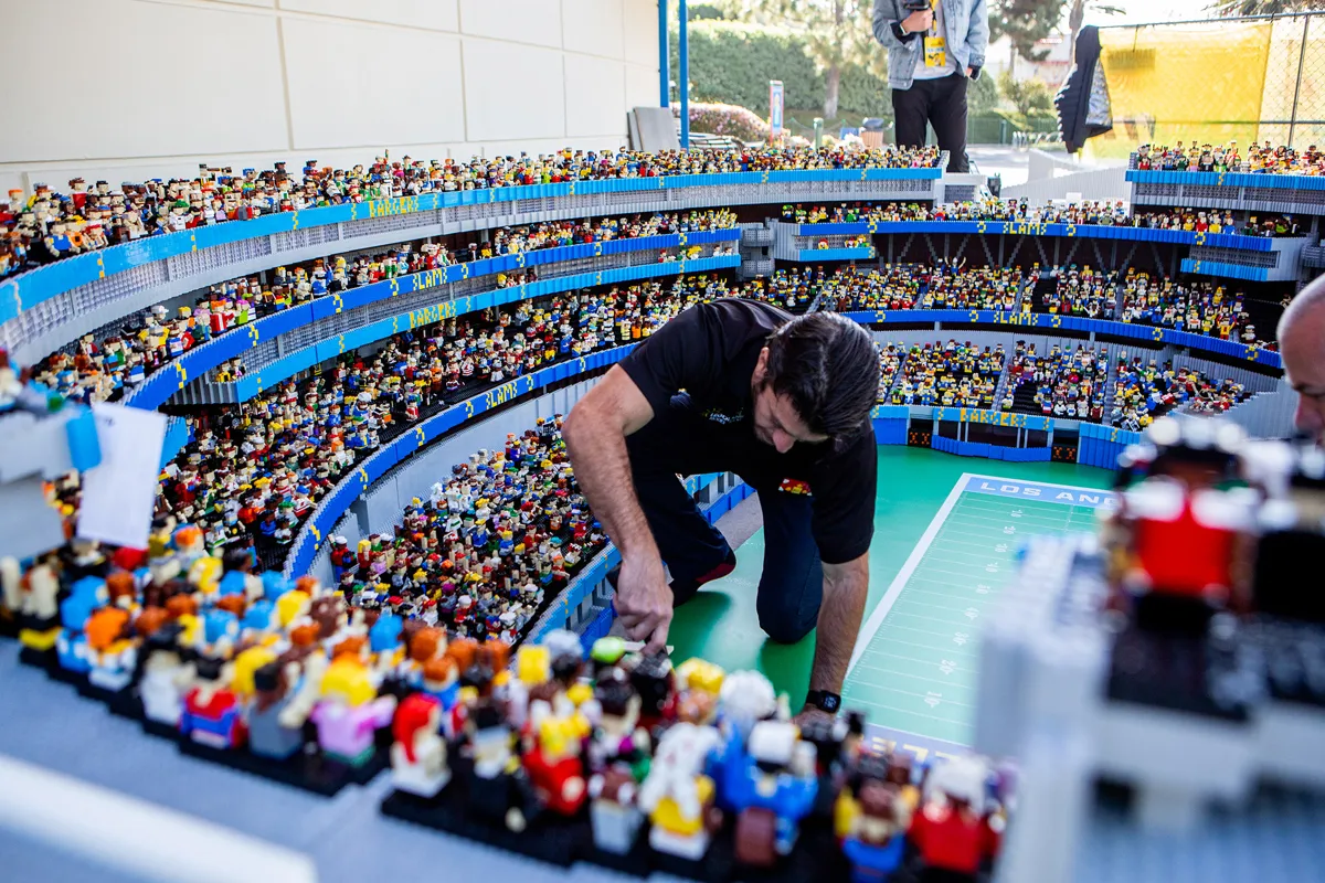 LEGO celebrează Cupa Mondială 2026: Cel mai mare stadion din piese revine într-o formă spectaculoasă