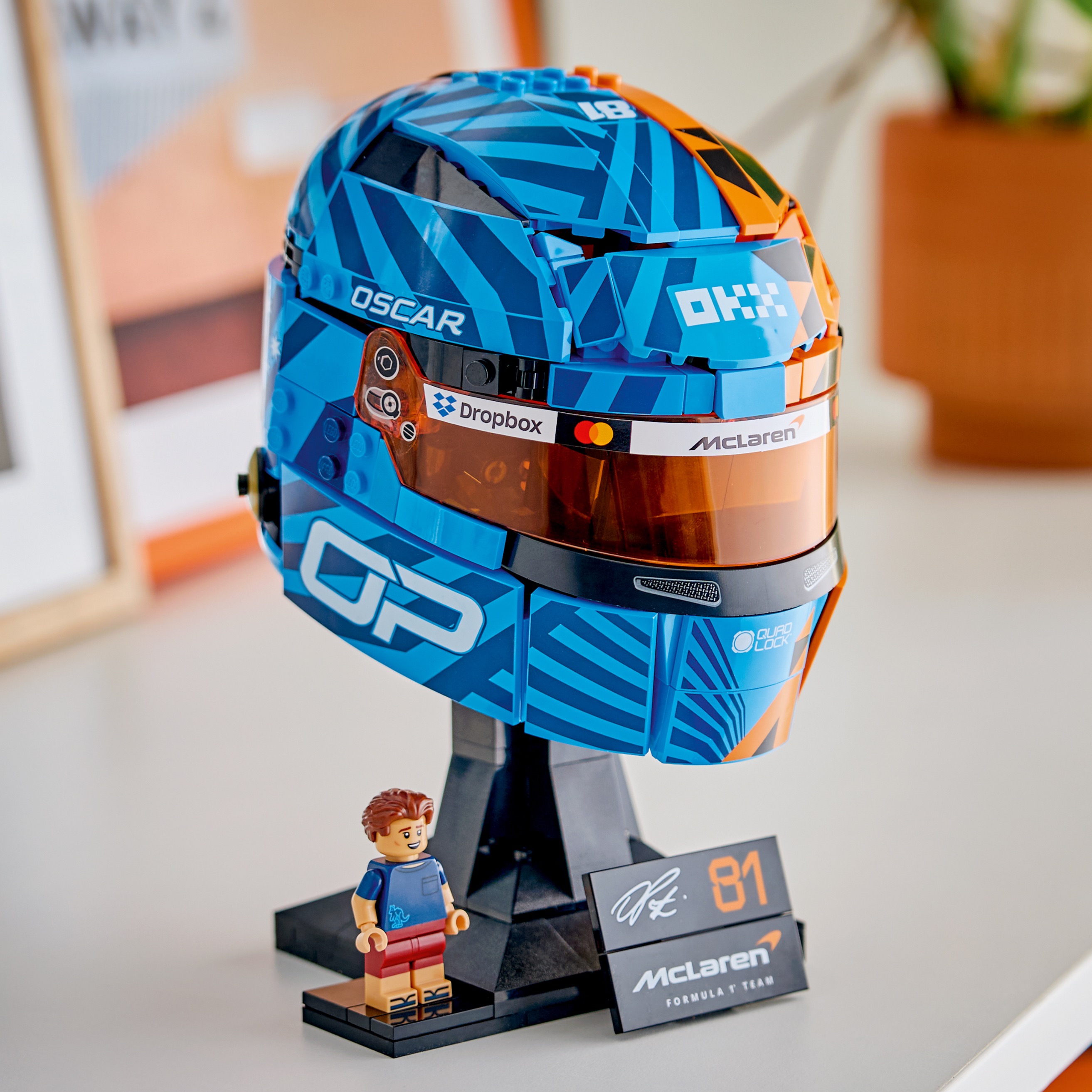 Noi detalii despre minifigurinele unice din noile seturi de căști LEGO Formula 1 McLaren și Ferrari