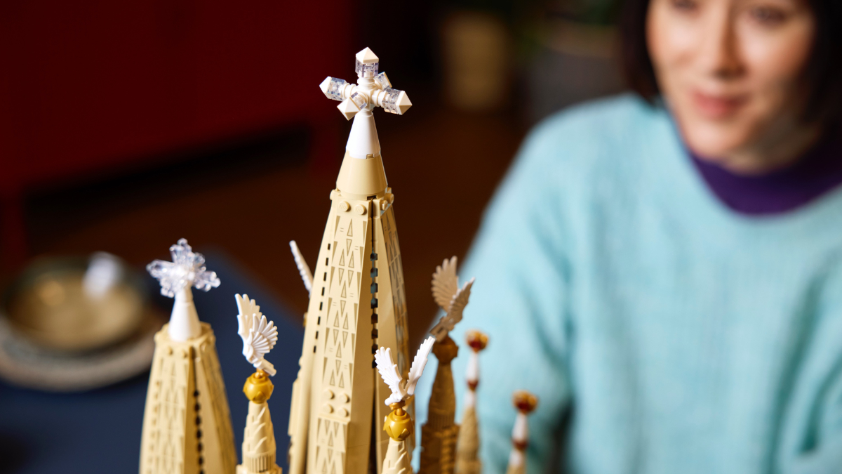 LEGO lansează o instalație artistică spectaculoasă la Disneyland pentru a celebra noul set Main Street, U.S.A.