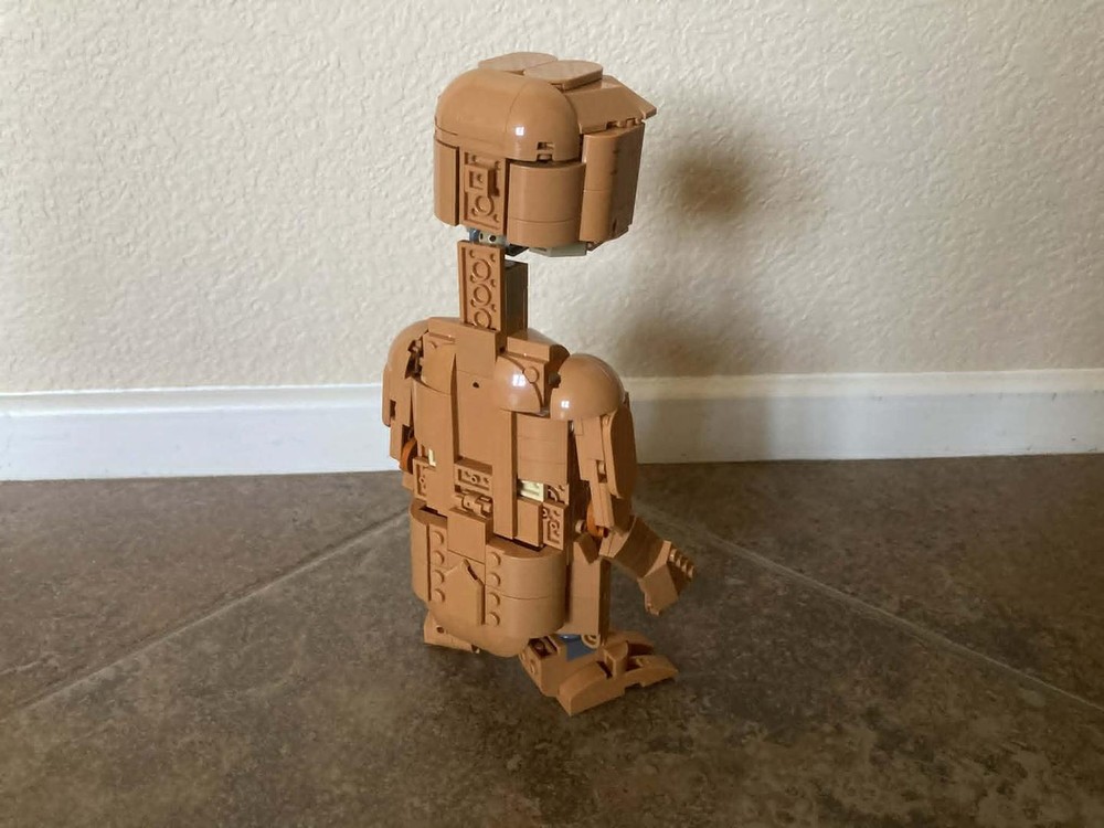 Extraterestrul E.T. prinde viață dintr-un set LEGO Pokémon: O transformare uimitoare a lui Eevee