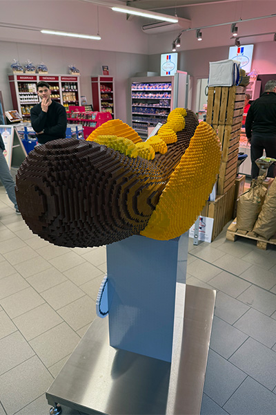 Record mondial savuros: Un constructor german a creat cel mai mare cârnat din piese LEGO din lume