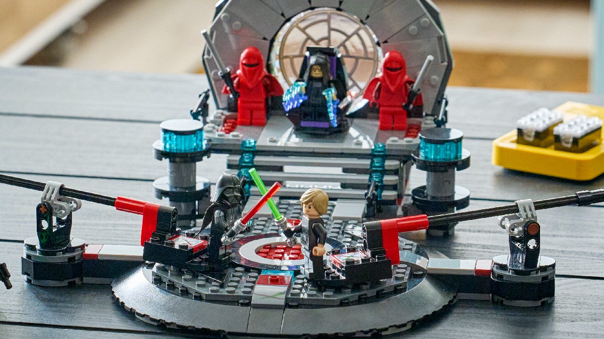 Sabie laser LEGO funcțională creată cu noul sistem SMART Play: O inovație tehnologică cu un preț galactic