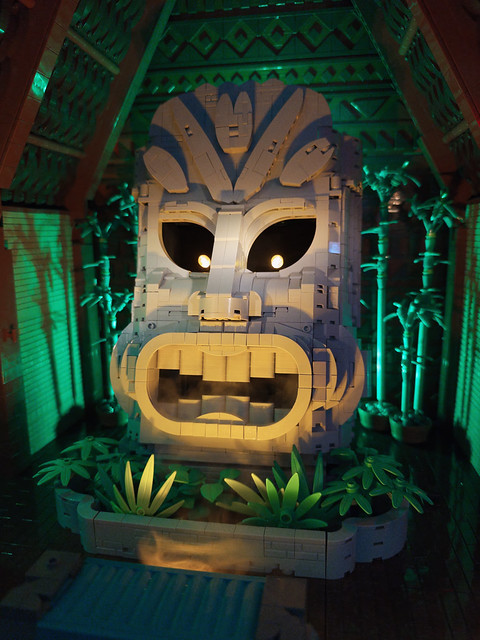 O incursiune în paradisul tropical LEGO: Fascinantul bar tiki Kon-Briki și secretele construcției sale
