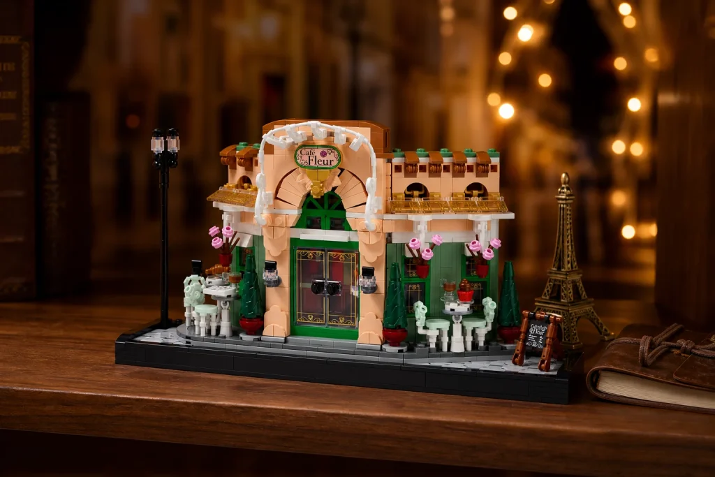Setul LEGO Icons 10362 Cafenea franțuzească expus pe un raft elegant din lemn de nuc, înconjurat de luminițe calde difuze și o miniatură a Turnului Eiffel.