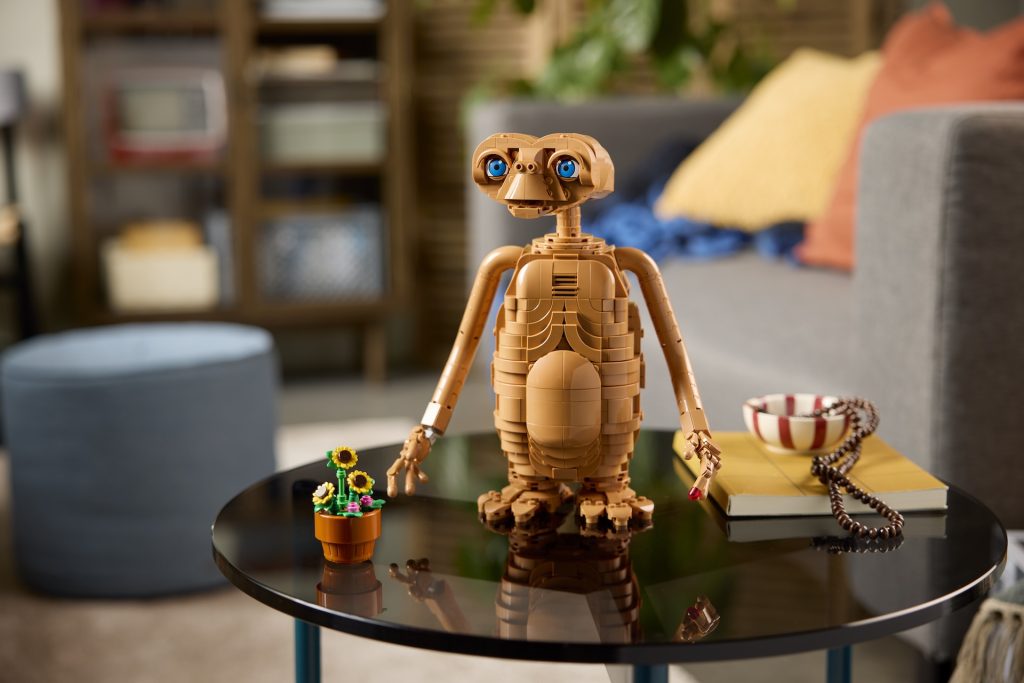 LEGO lansează E.T. the Extra-Terrestrial: Revoluția personajelor construibile și viitorul colecțiilor LEGO Ideas