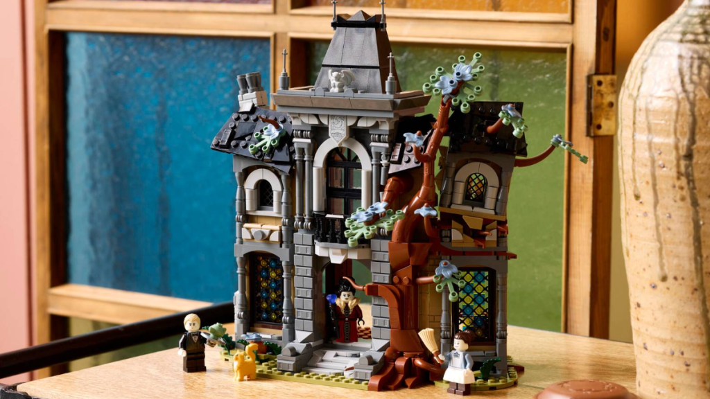 LEGO lansează Midnight Valley: O nouă colecție tematică de Halloween începe cu 11383 Mayor Manor