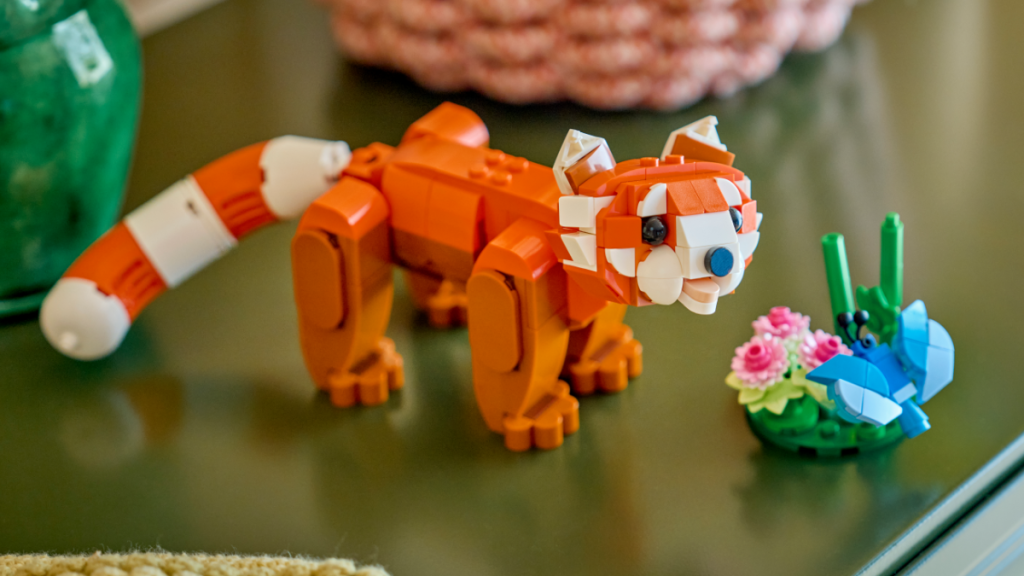 LEGO anunță noul set Creator 3-in-1 Red Panda și dezvăluie gama spectaculoasă pentru 2026