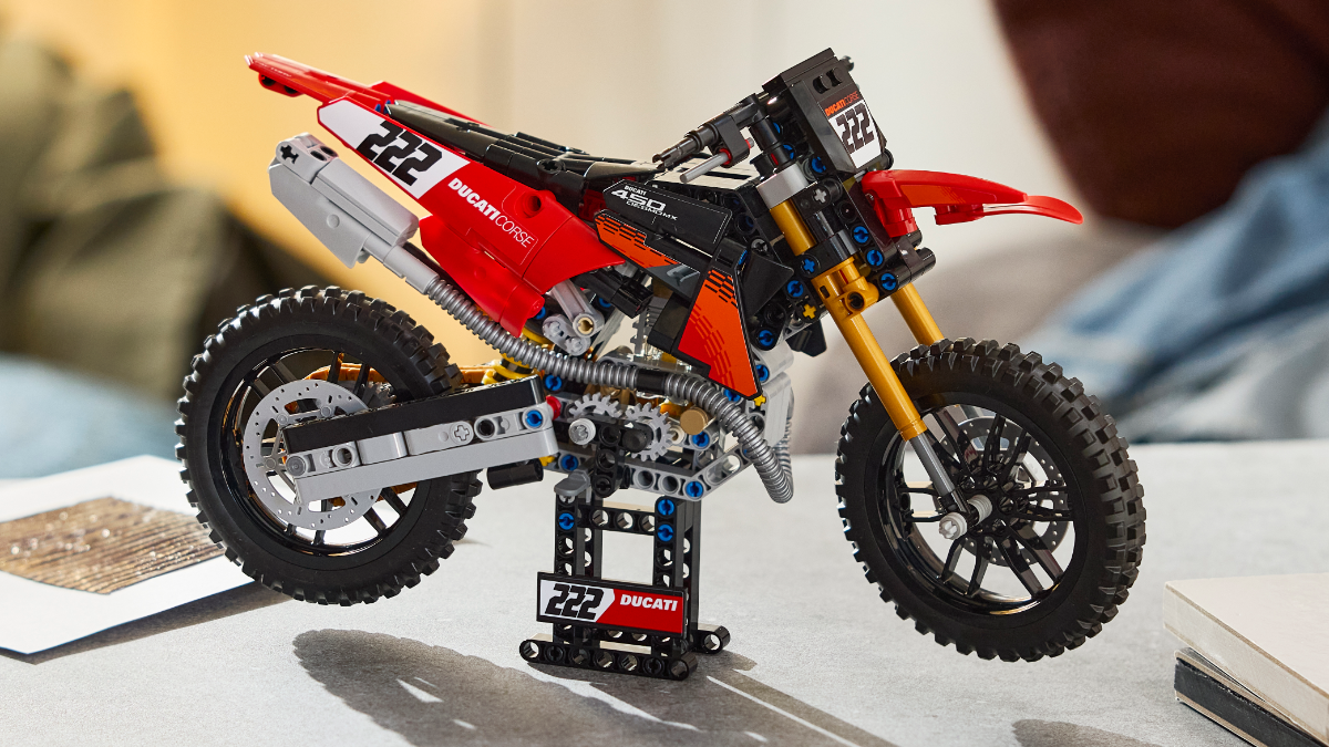 LEGO lansează Ducati Desmo450 MX: O incursiune în universul motocross și detaliile noii game Technic pentru 2026