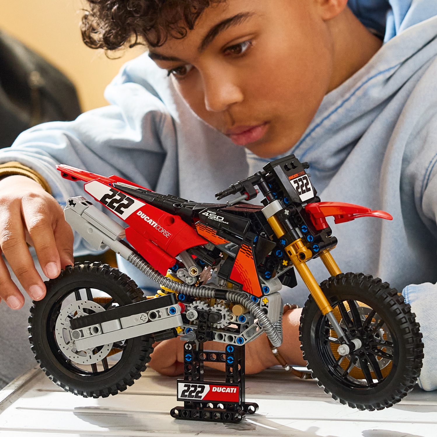 LEGO lansează Ducati Desmo450 MX: O incursiune în universul motocross și detaliile noii game Technic pentru 2026