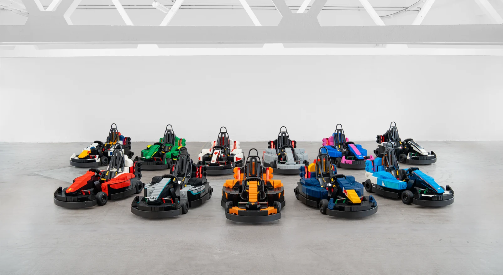 Premieră Mondială la Silverstone: Toți cei 22 de Piloți de Formula 1 se vor Întrece în Mașinuțe LEGO Complet Funcționale