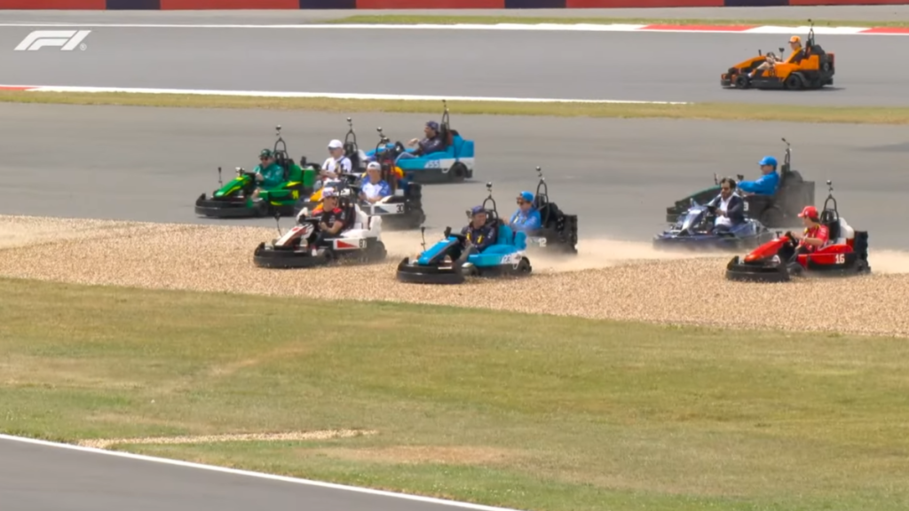 Haos spectaculos la Silverstone: Toți cei 22 de piloți de Formula 1 s-au întrecut în minicar-uri LEGO în cadrul Drivers' Parade