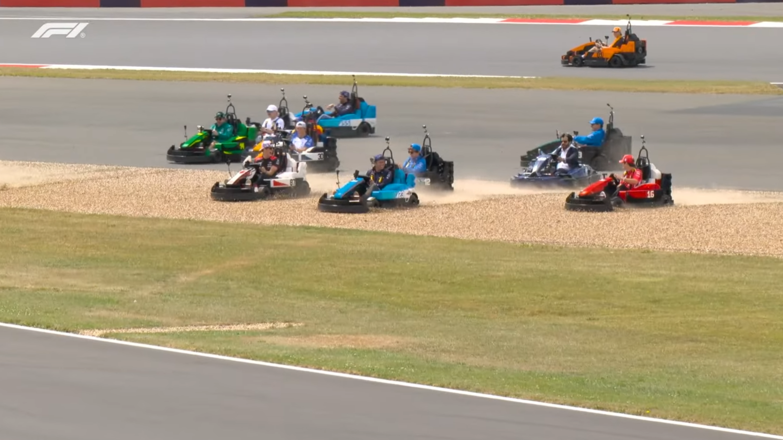 Haos spectaculos la Silverstone: Toți cei 22 de piloți de Formula 1 s-au întrecut în minicar-uri LEGO în cadrul Drivers' Parade